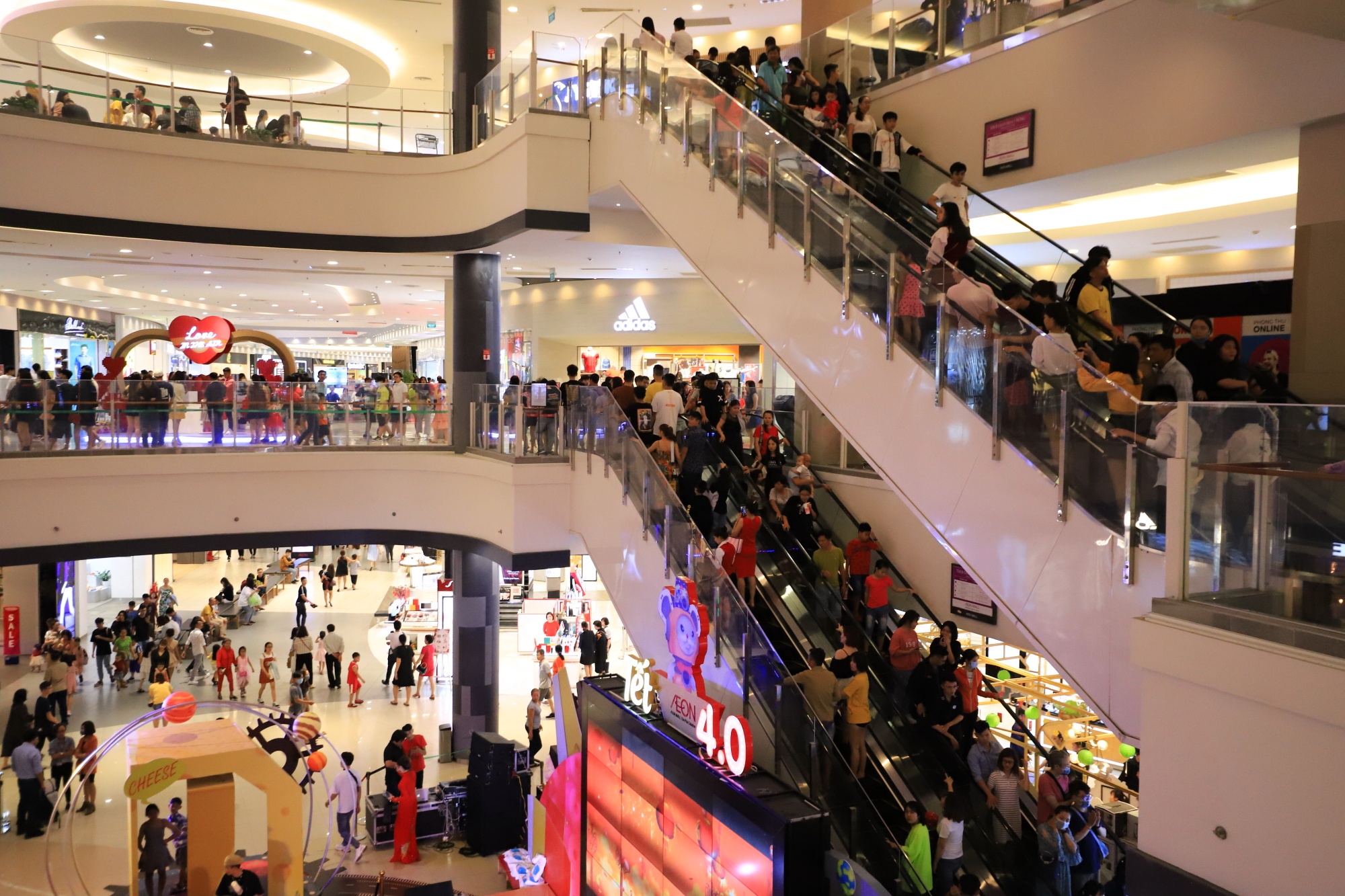 Thang may sieu thi chat kin trong ngay dau nam moi anh 4