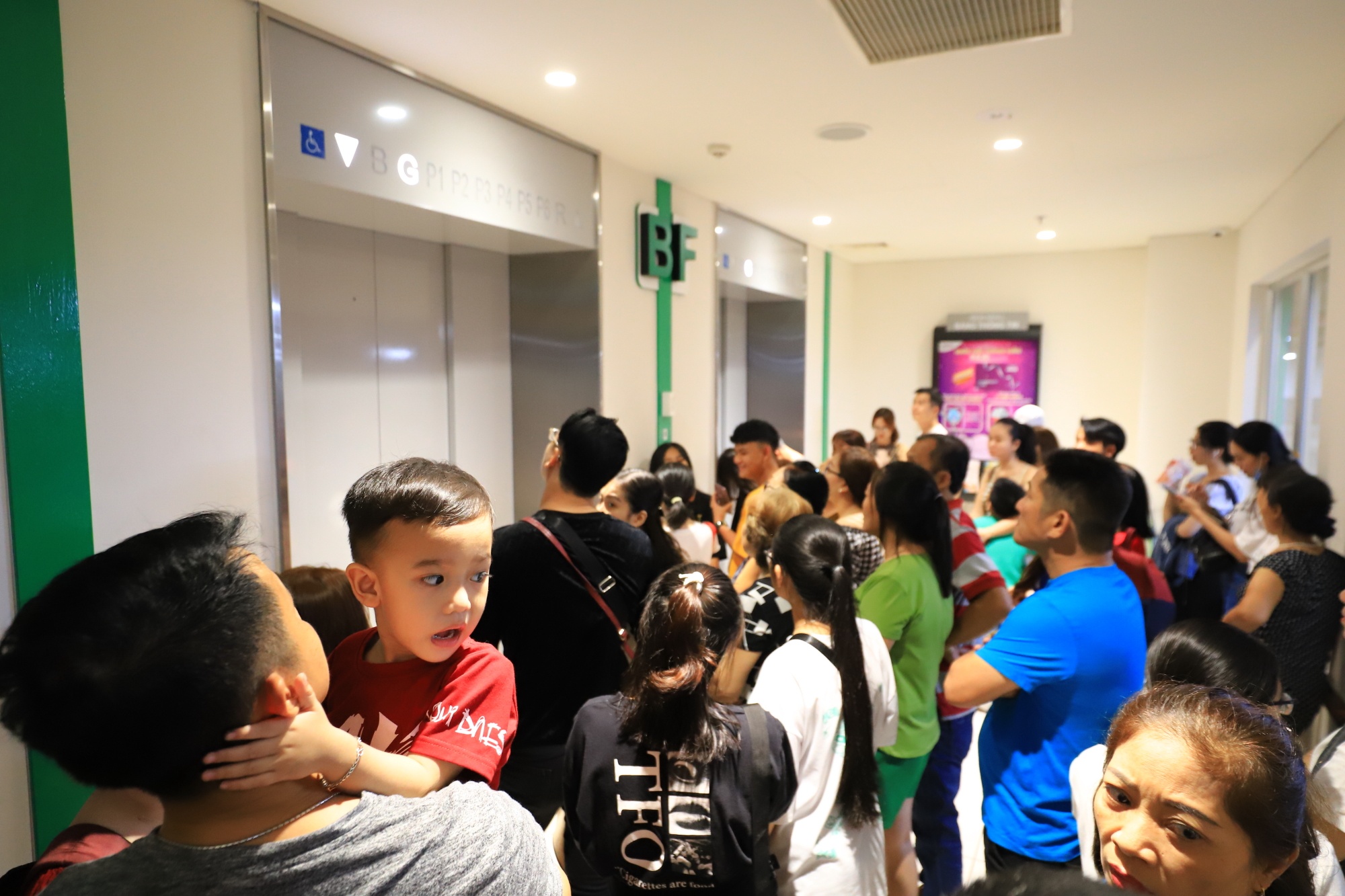 Thang may sieu thi chat kin trong ngay dau nam moi anh 2