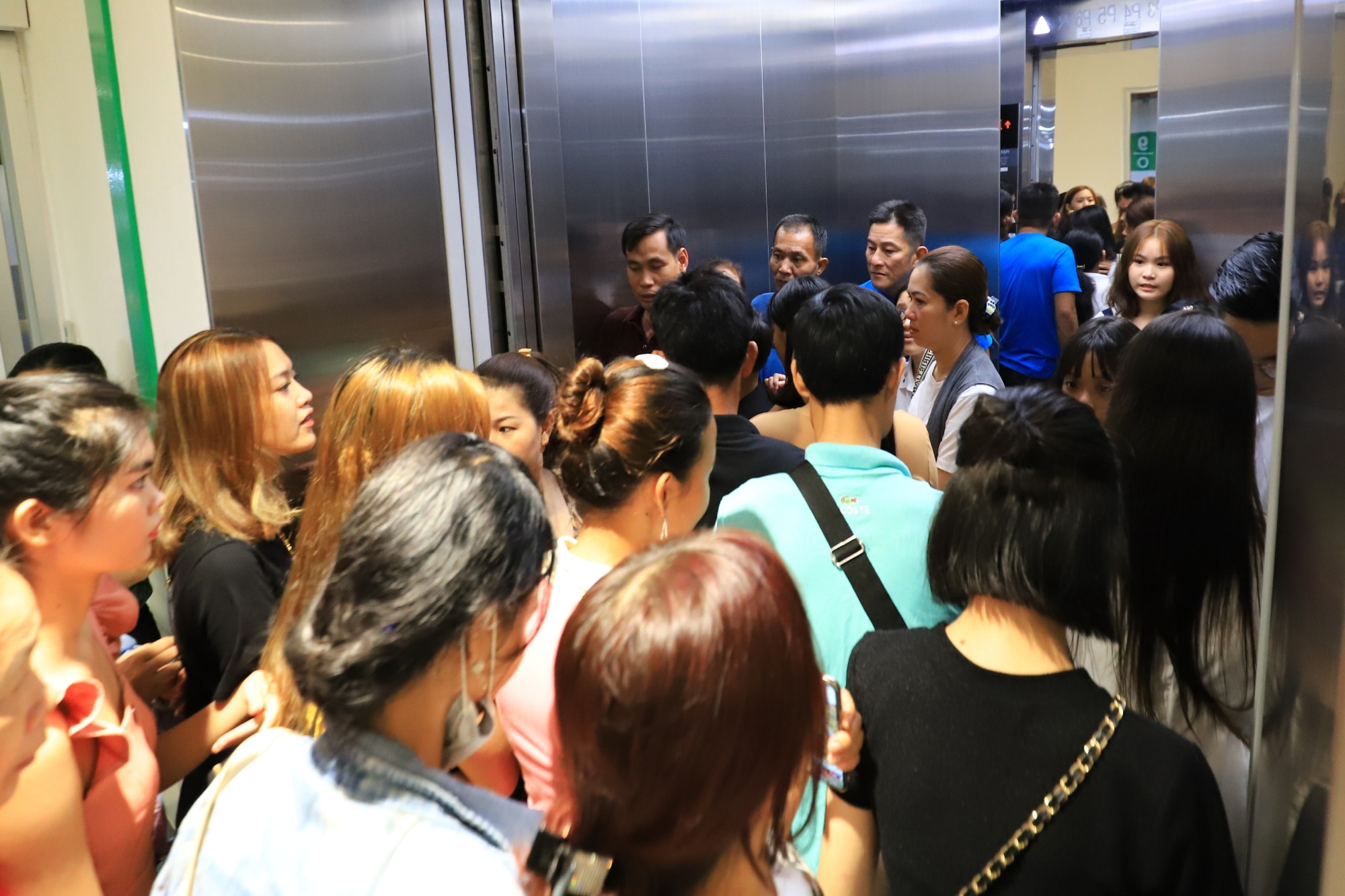 Thang may sieu thi chat kin trong ngay dau nam moi anh 3