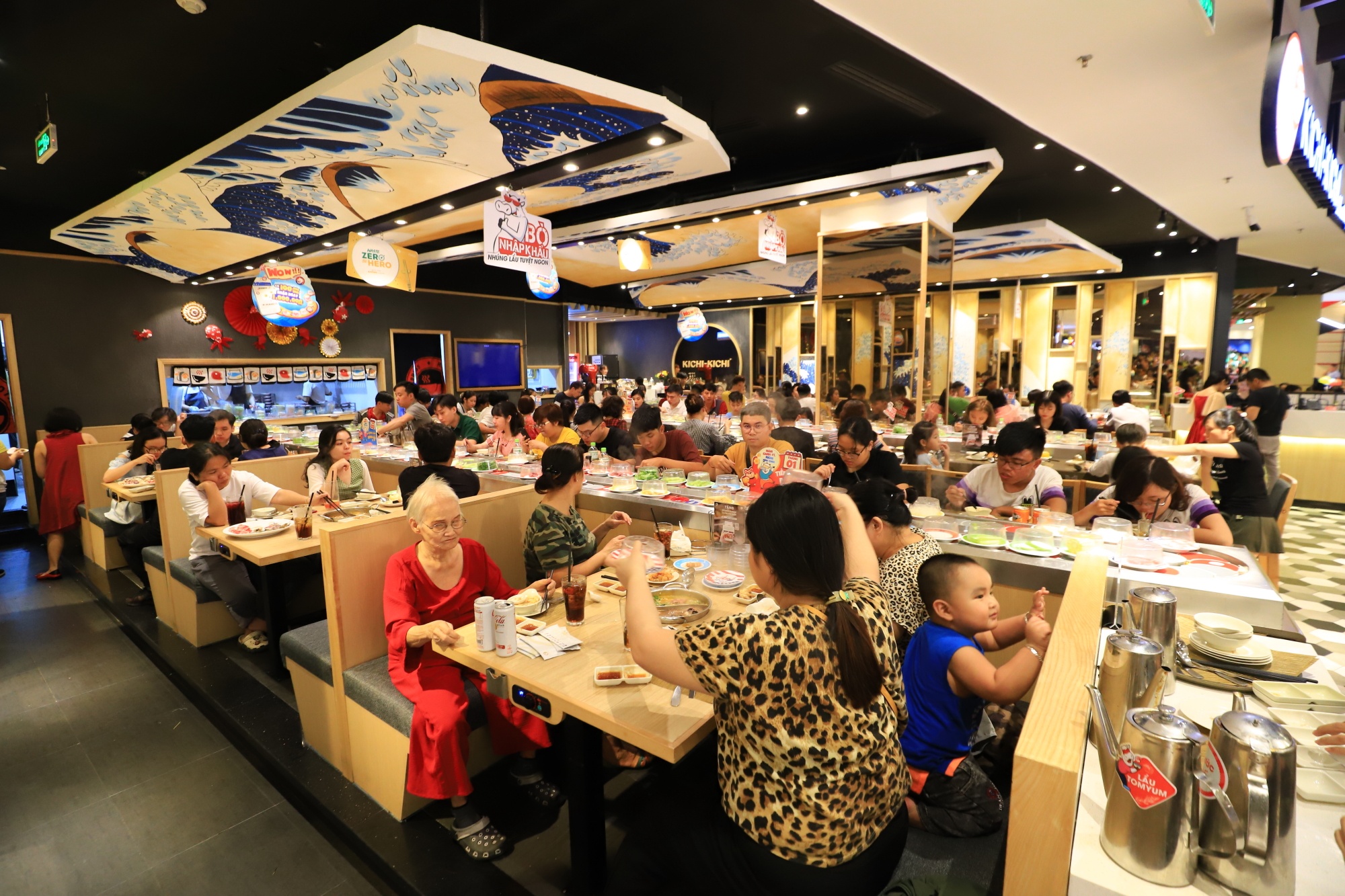 Thang may sieu thi chat kin trong ngay dau nam moi anh 7