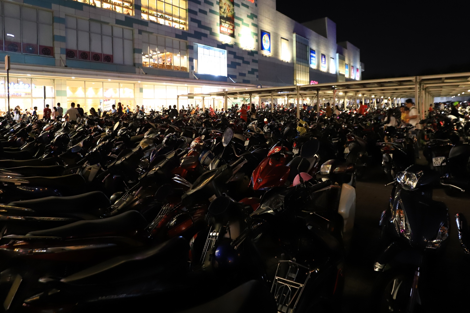 Thang may sieu thi chat kin trong ngay dau nam moi anh 1