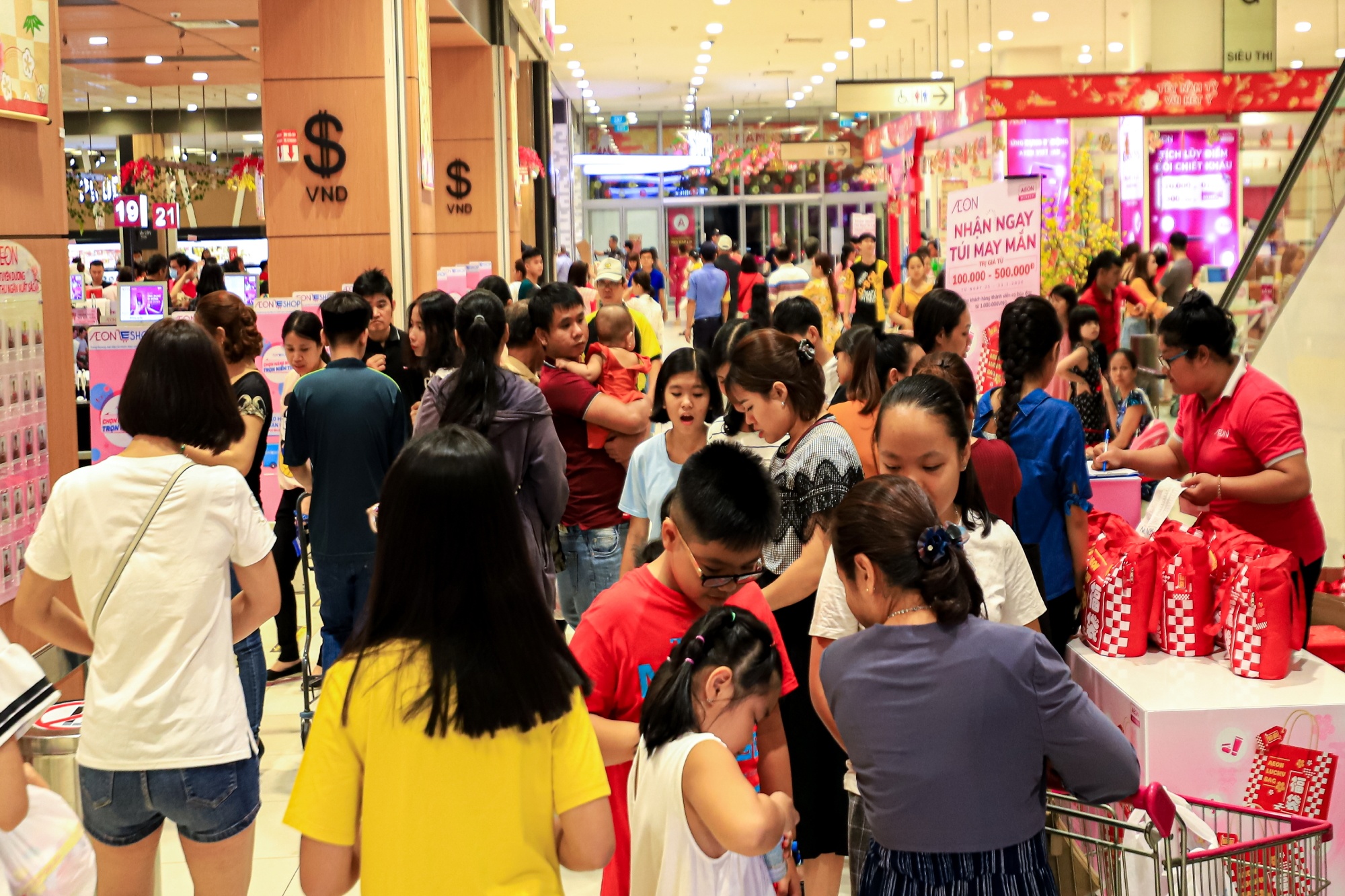 Thang may sieu thi chat kin trong ngay dau nam moi anh 6