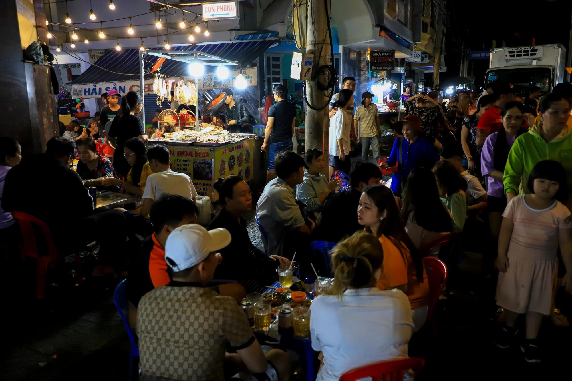 quan nhau kin khach anh 2