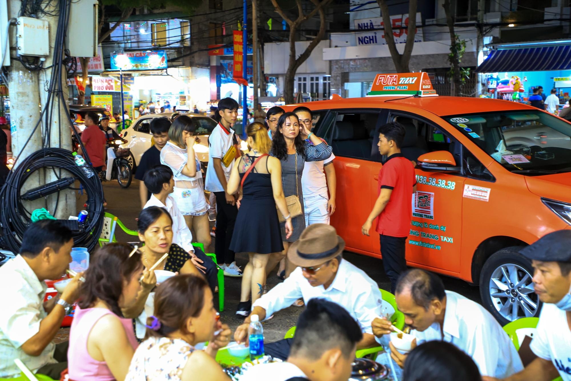 quan nhau kin khach anh 3