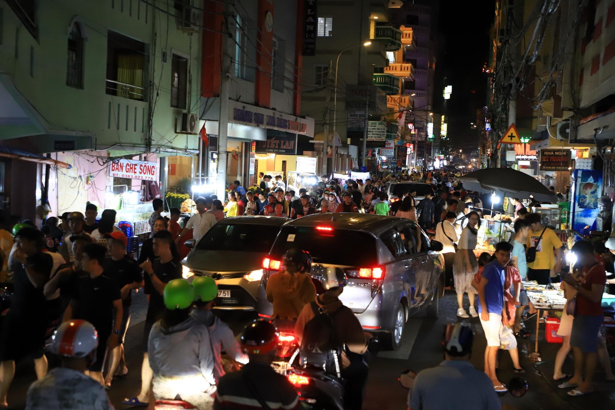 quan nhau kin khach anh 1