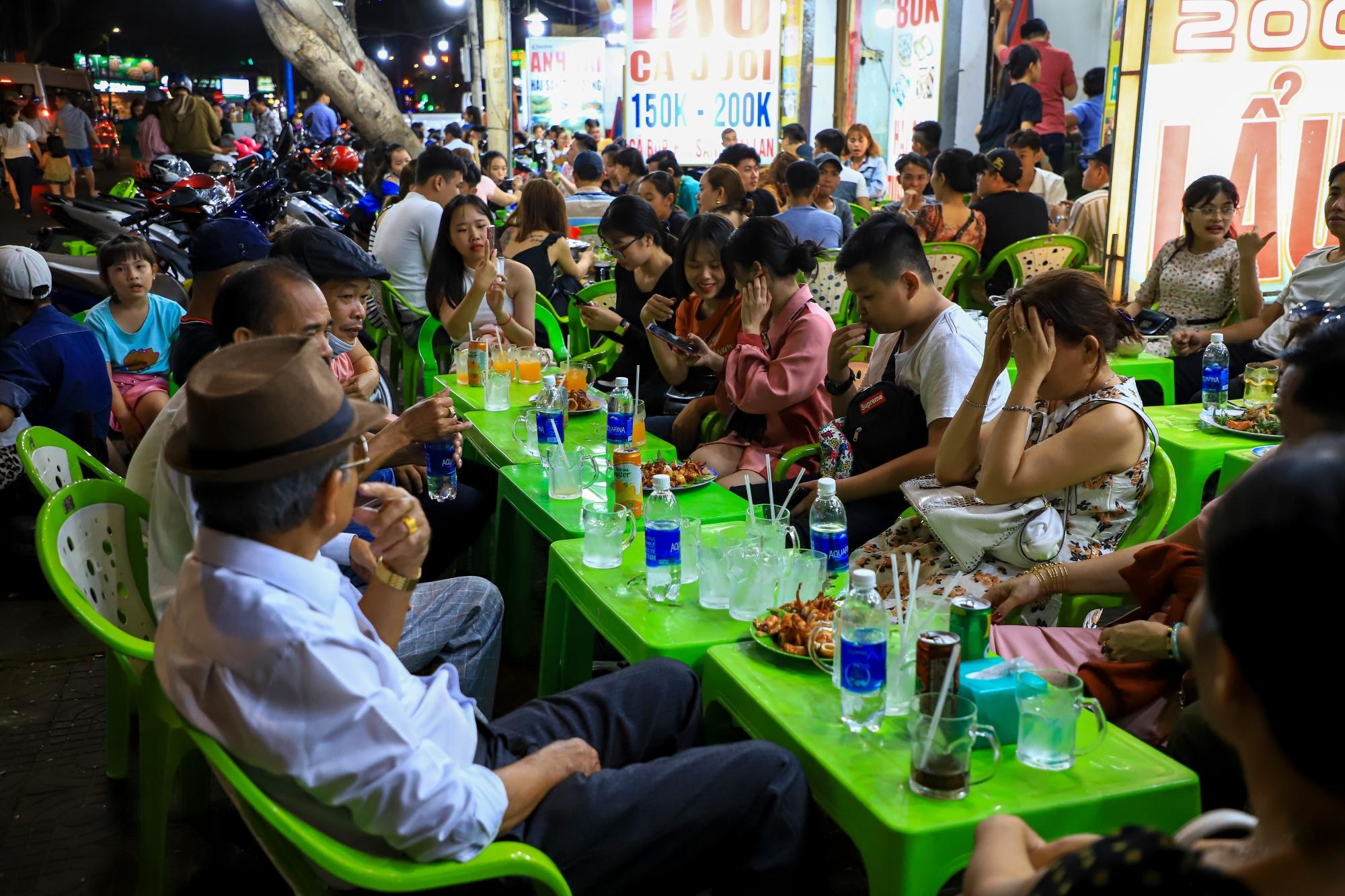 quan nhau kin khach anh 7