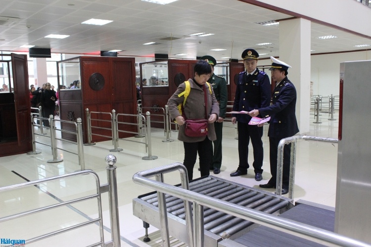 Tam dung thong quan nhieu cua khau o Lang Son anh 1