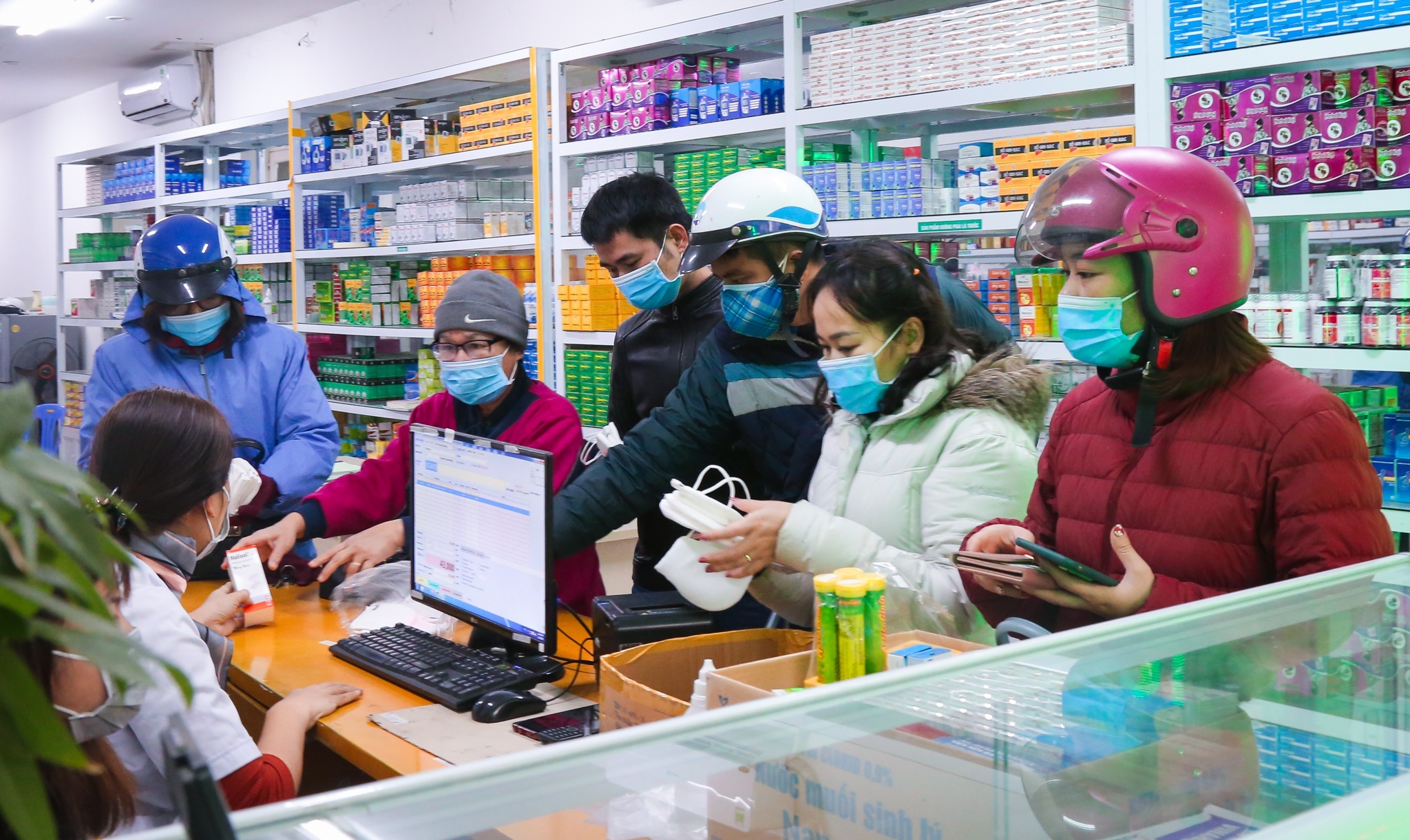 Hieu thuoc, sieu thi rao riet tim nguon cung khau trang hinh anh