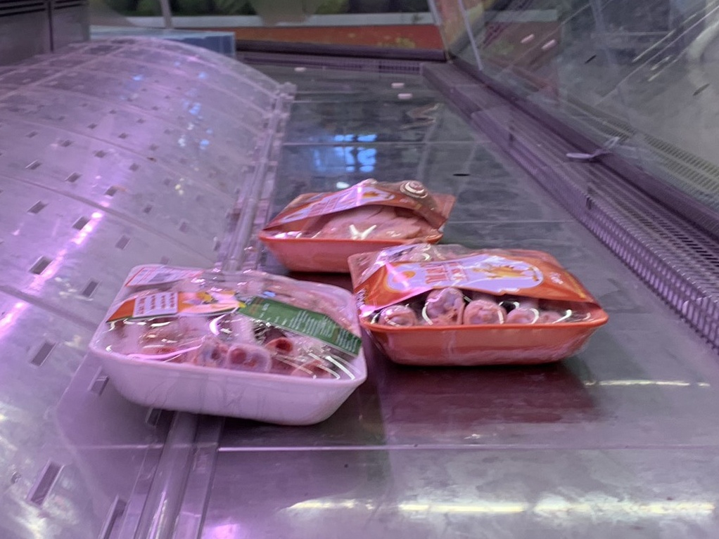 Sieu thi tang luong hang 2-3 lan, ke rau cu, thit ca van trong tron hinh anh