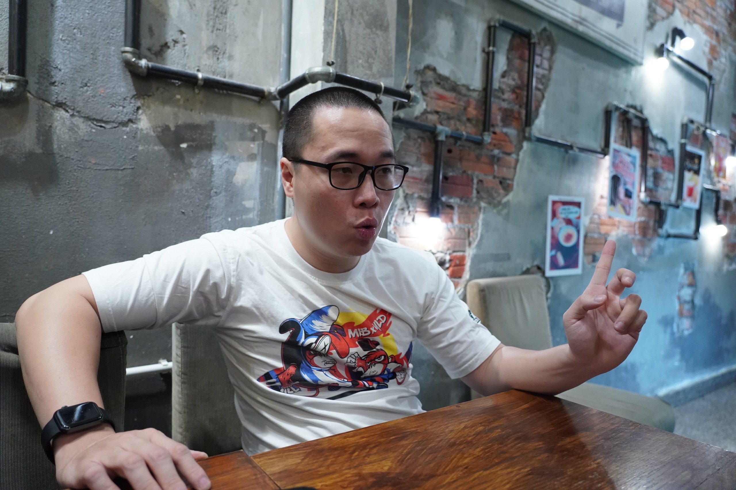 Hang quan giam doanh so vi dich corona anh 10