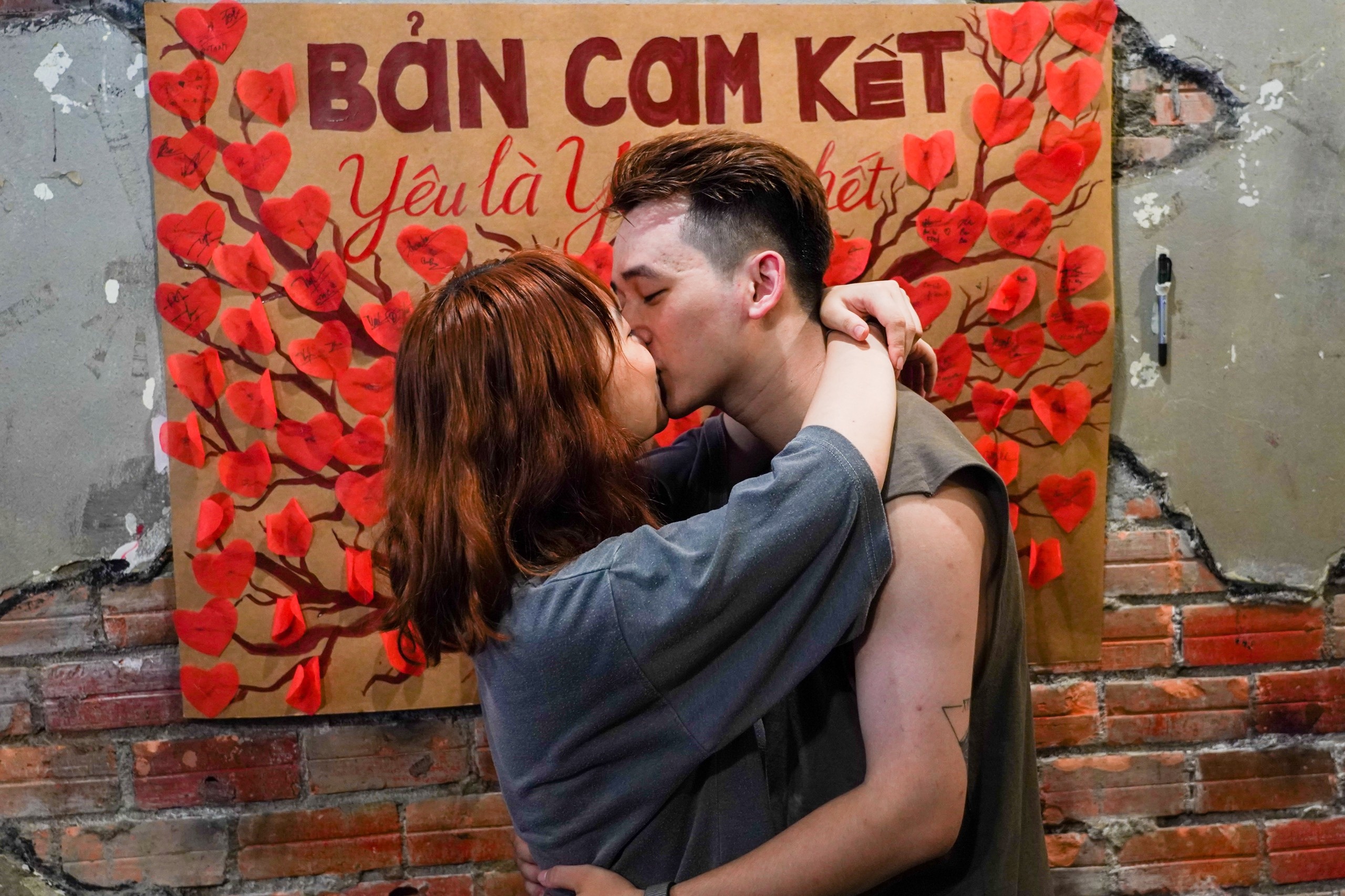 Om nhau, cam ket 'yeu den chet' de duoc khuyen mai ngay Valentine hinh anh