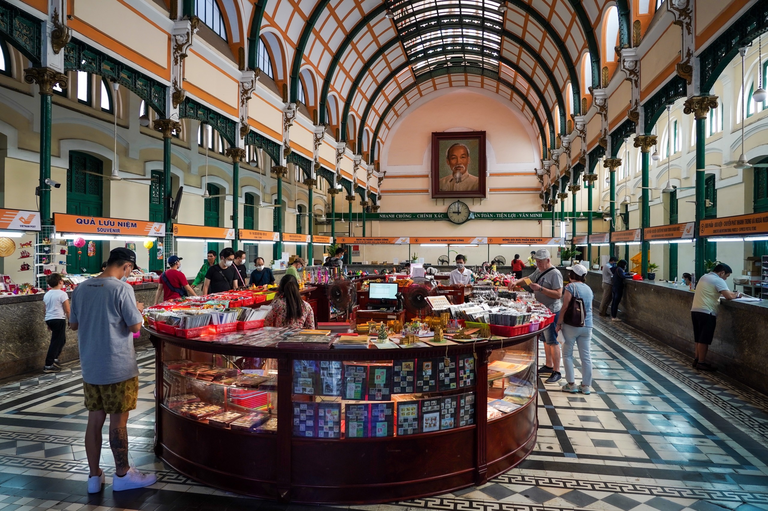 Ve may bay giam 50% anh 1