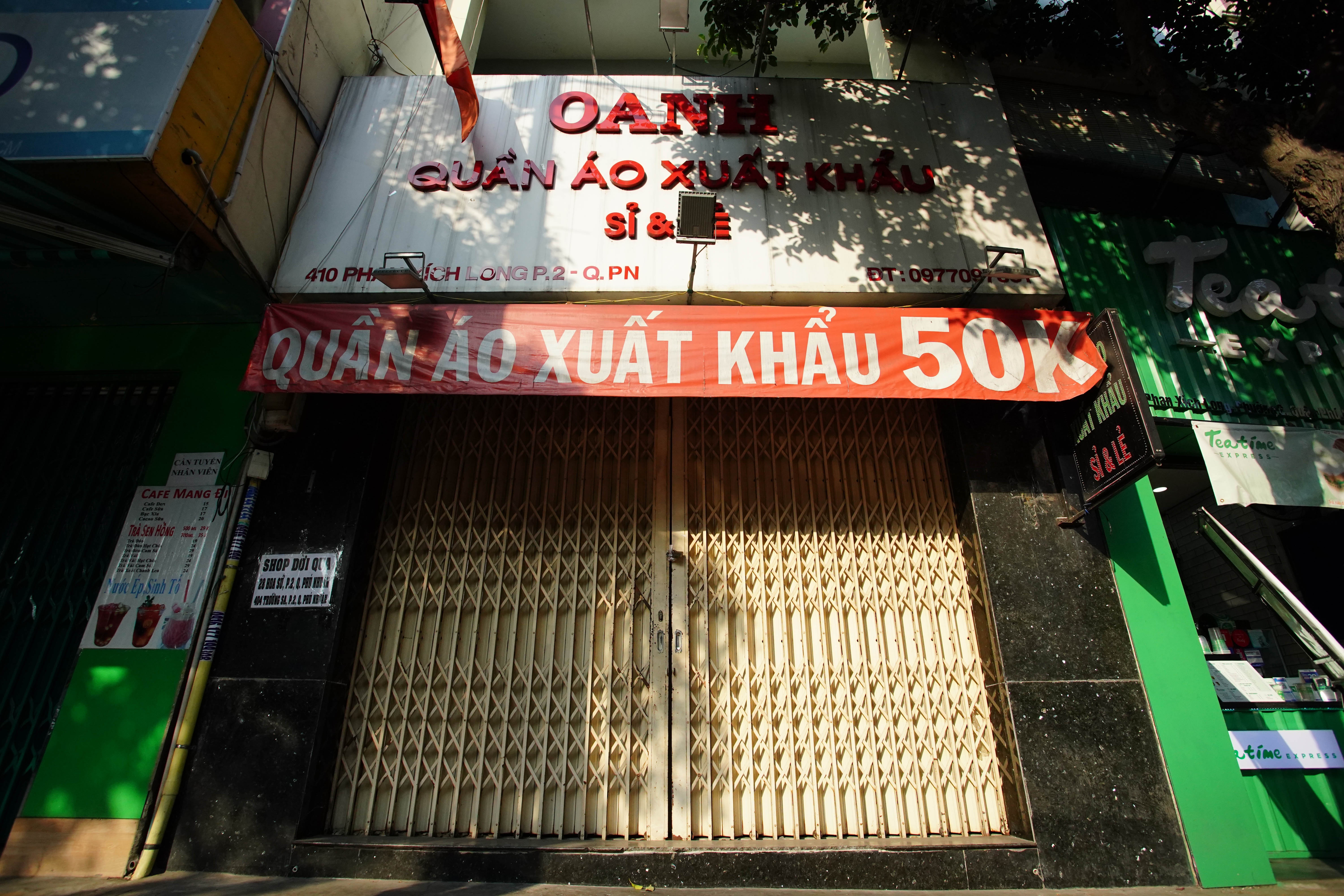 Hang quan dong cua dong loat tren duong Phan Xich Long anh 10