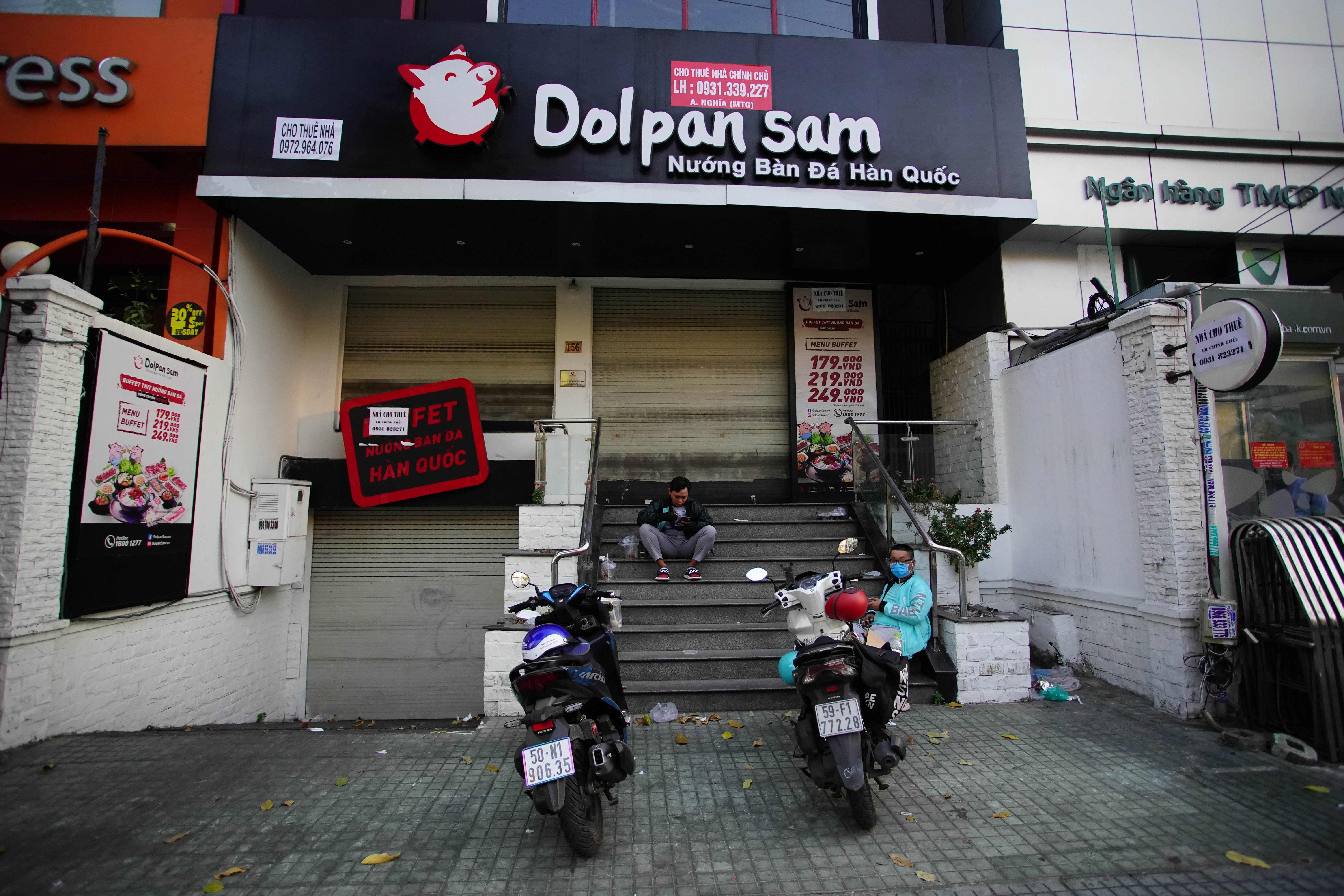 Hang quan dong cua dong loat tren duong Phan Xich Long anh 3