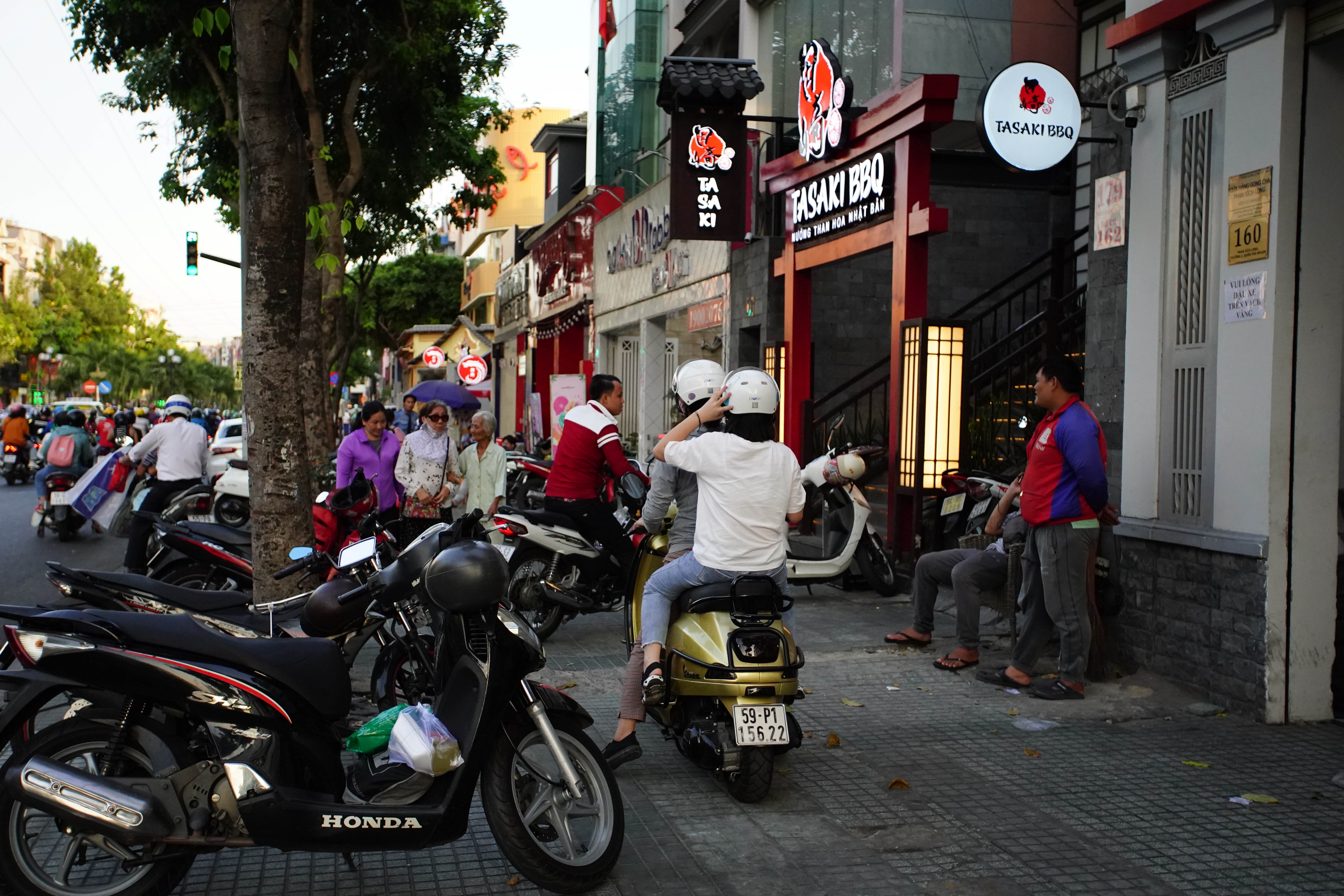 Hang quan dong cua dong loat tren duong Phan Xich Long anh 1