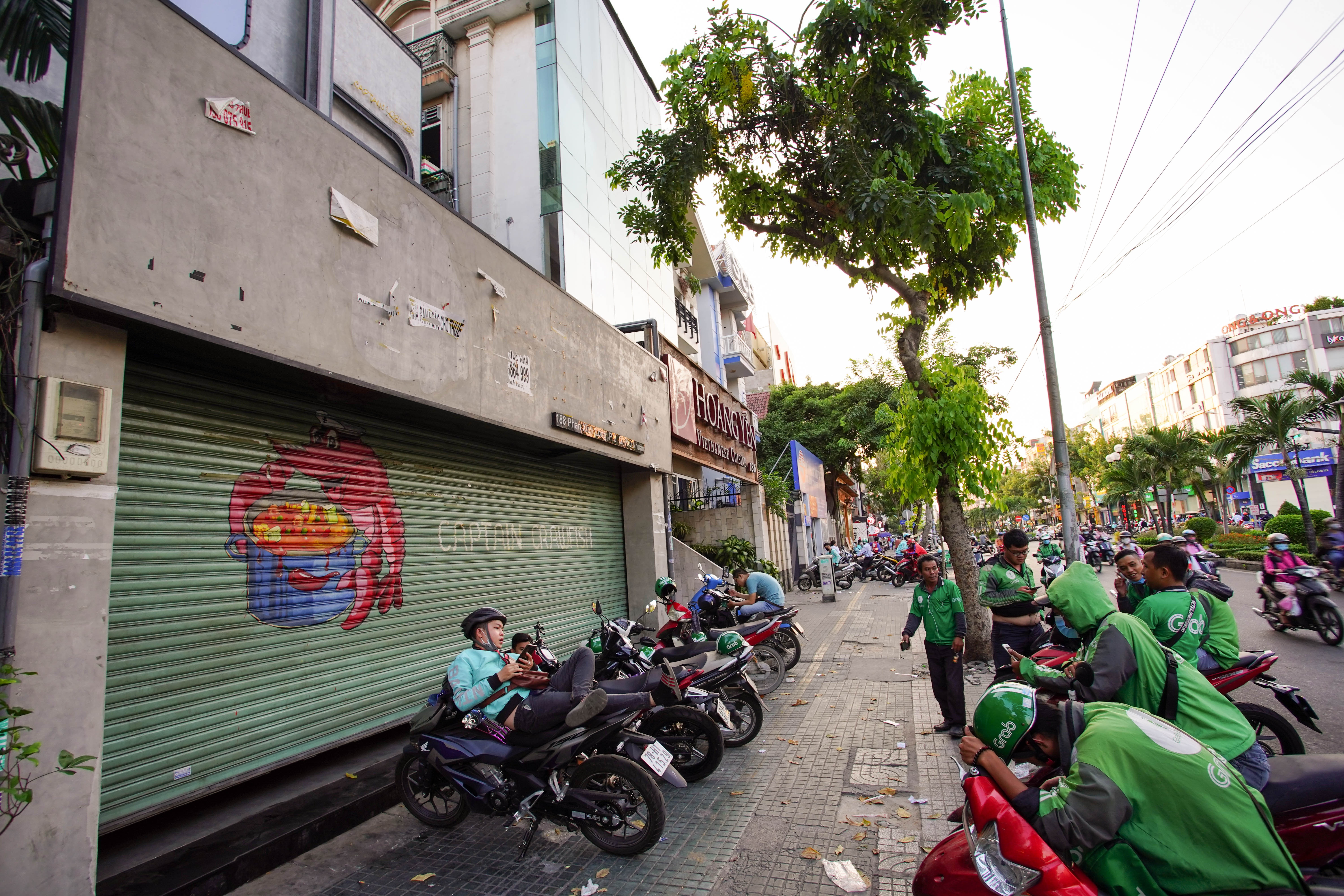 Hang quan dong cua dong loat, chu nha van khong giam gia thue hinh anh