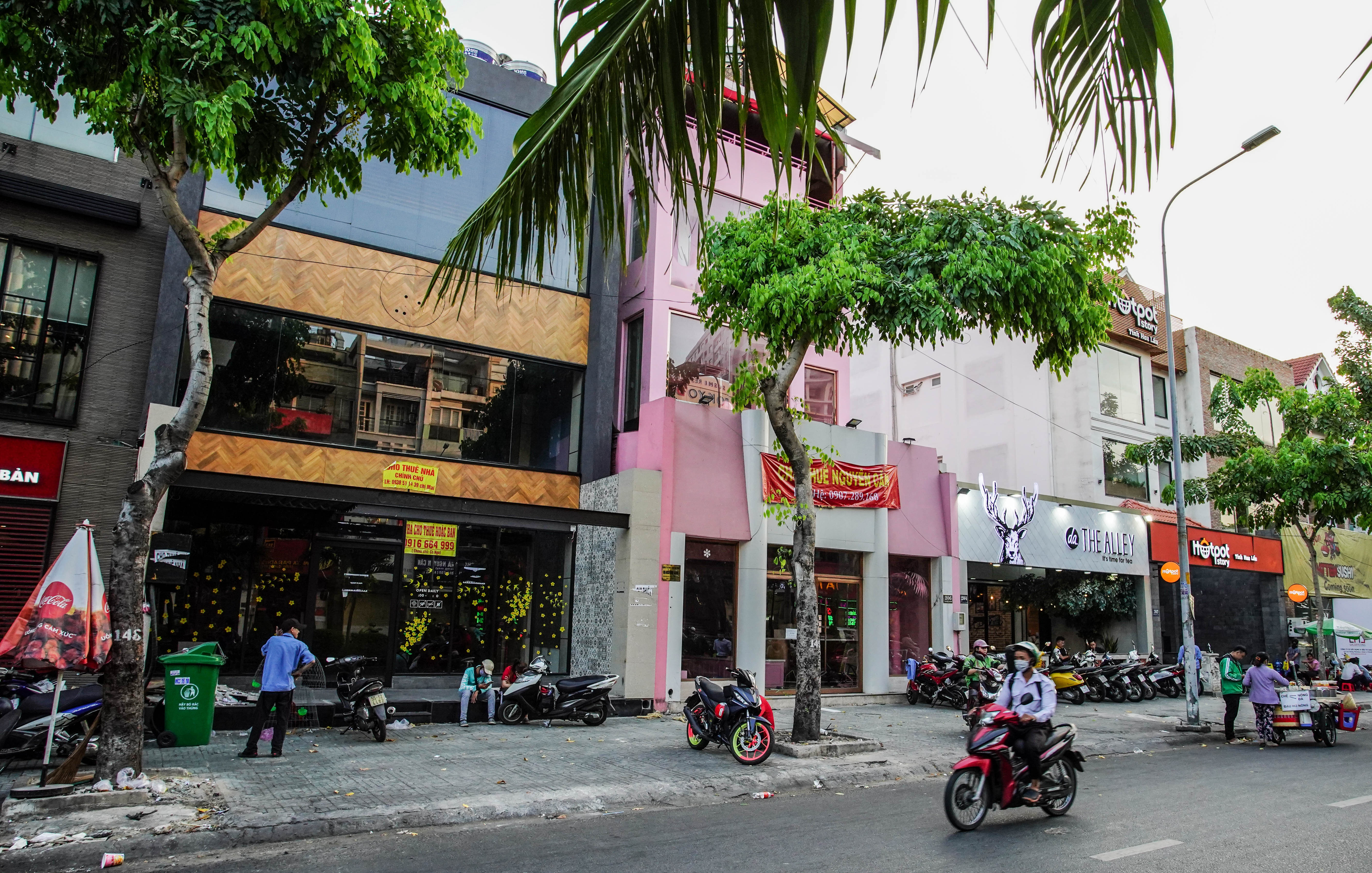 Hang quan dong cua dong loat tren duong Phan Xich Long anh 8