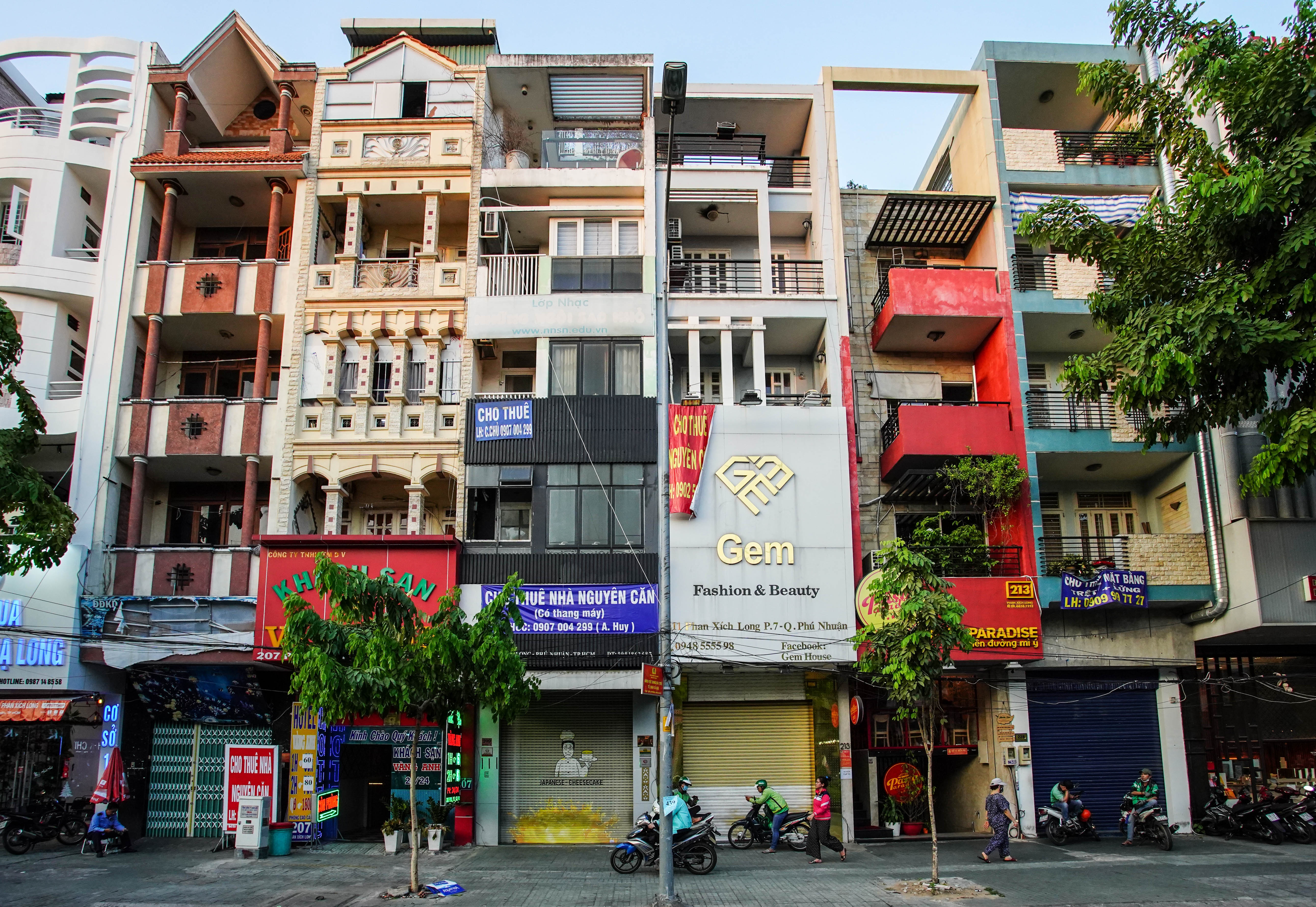 Hang quan dong cua dong loat tren duong Phan Xich Long anh 2