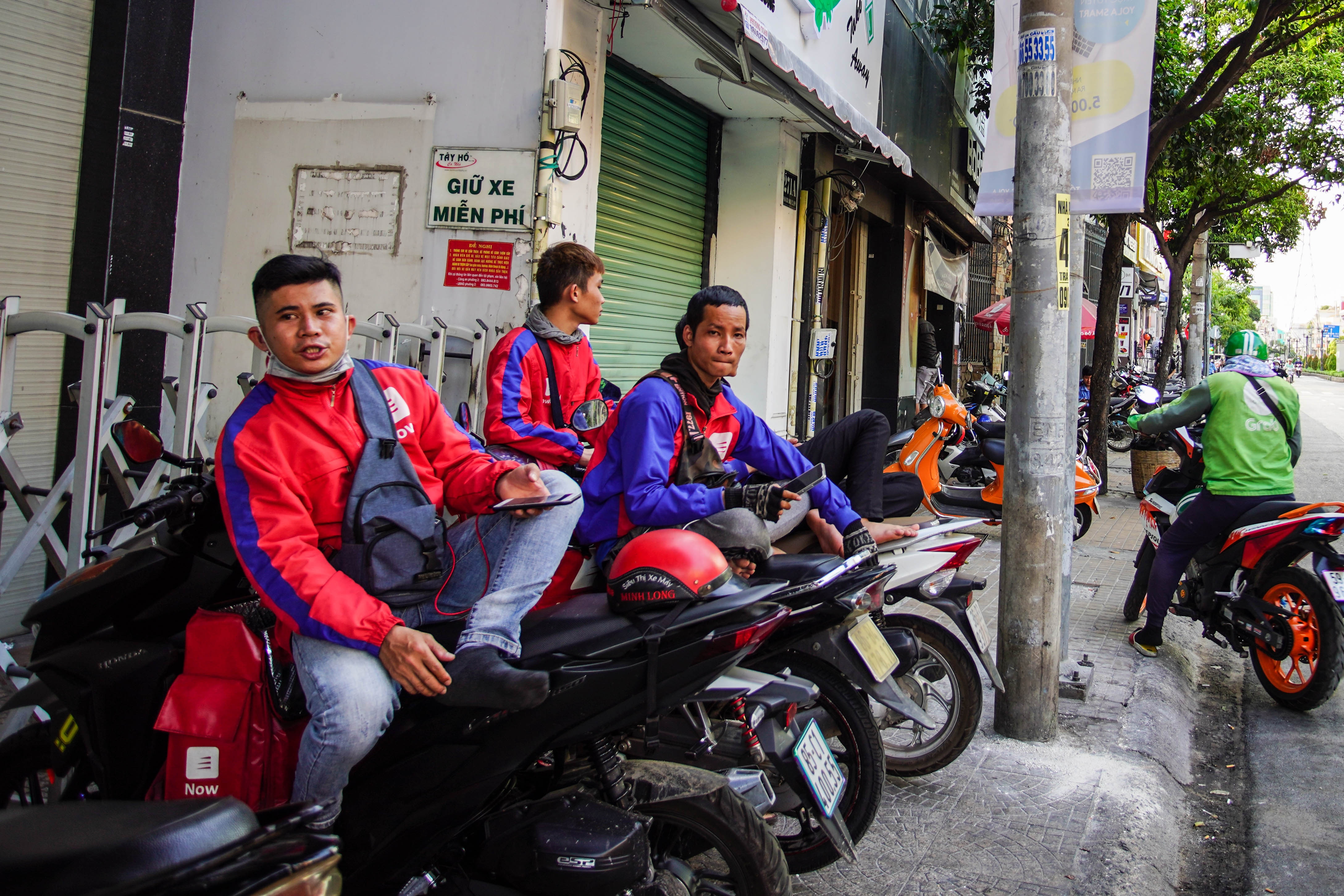 Hang quan dong cua dong loat tren duong Phan Xich Long anh 6