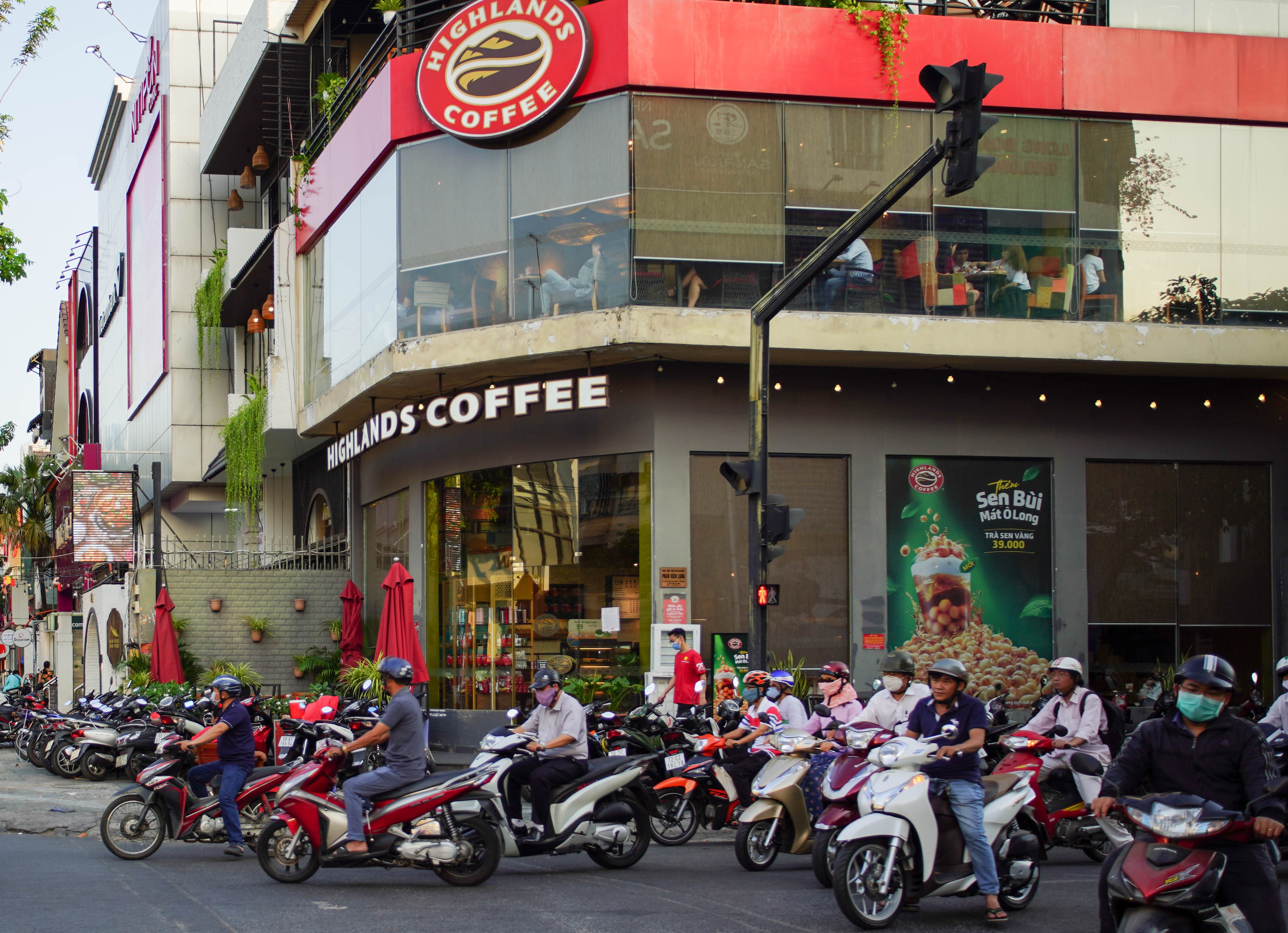 Hang quan dong cua dong loat tren duong Phan Xich Long anh 7