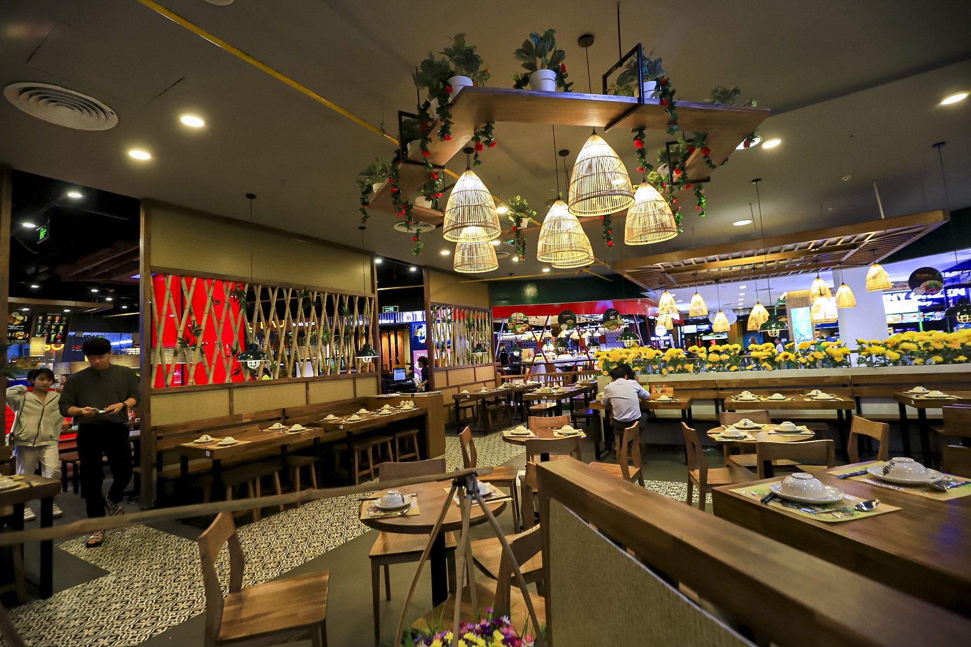 Chuoi nha hang 'gong minh' chong Covid-19 hinh anh