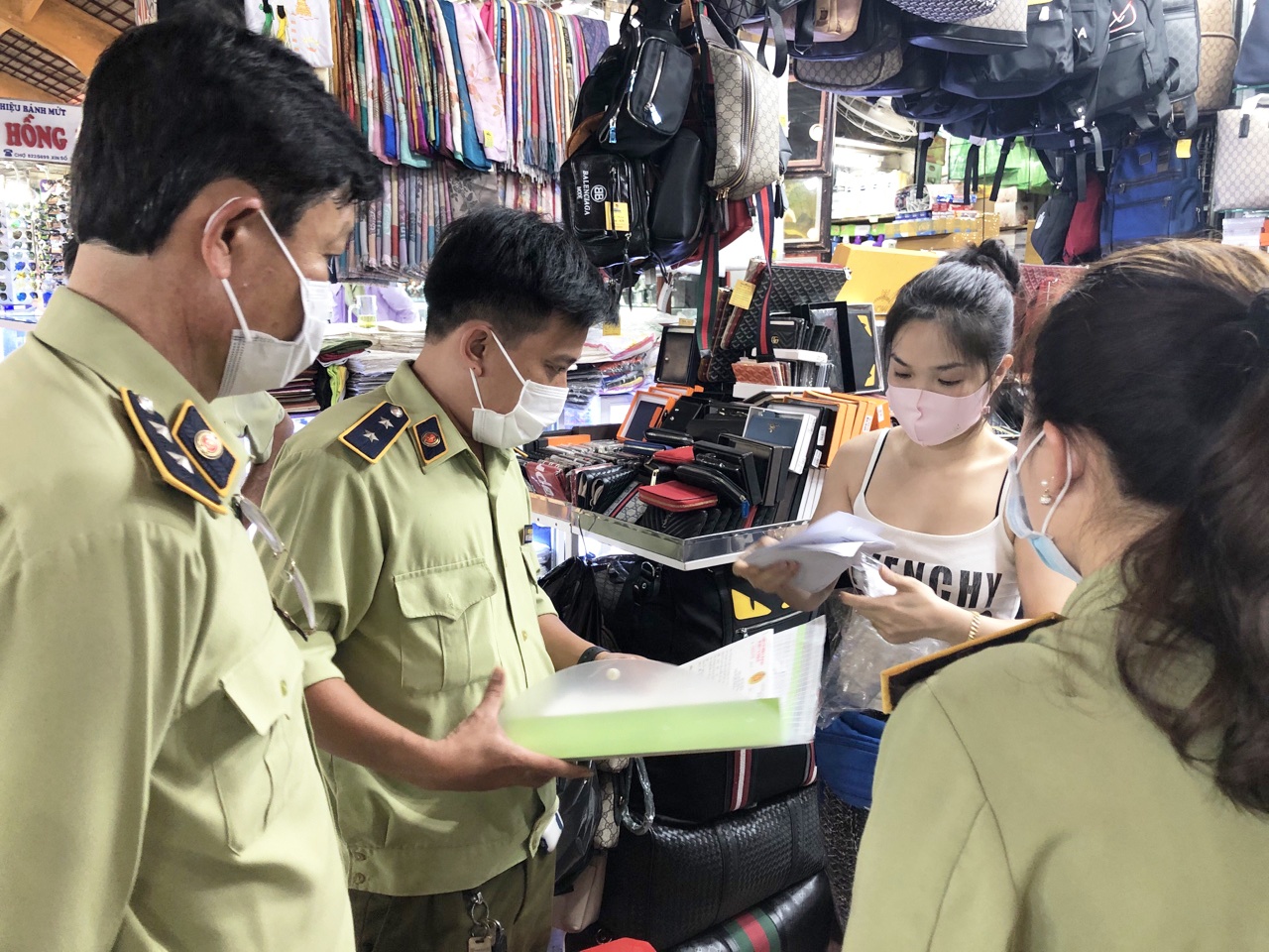 Thu giu hang nghin do hieu gia nhai o cho Ben Thanh, Saigon Square hinh anh