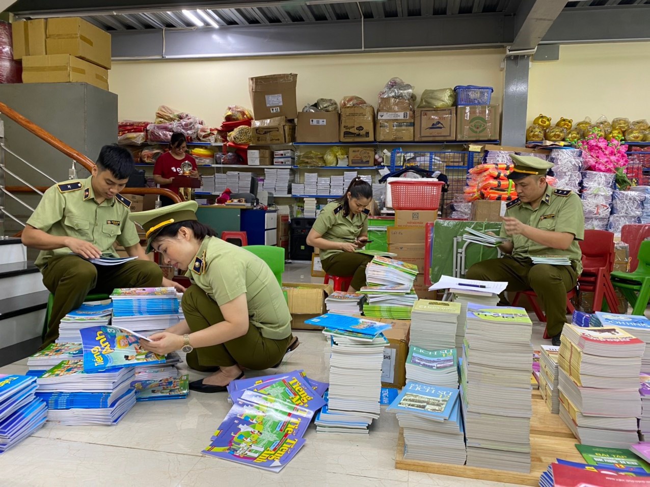 Phat hon 100 trieu dong 6 diem ban sach giao khoa gia hinh anh