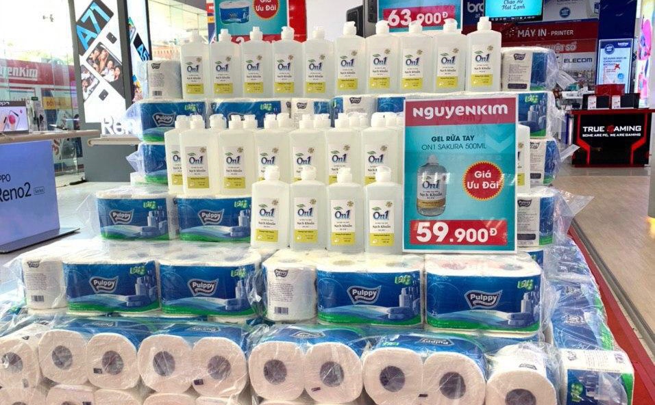Sieu thi dien may ban mi goi, nuoc rua tay giua dich Covid-19 hinh anh