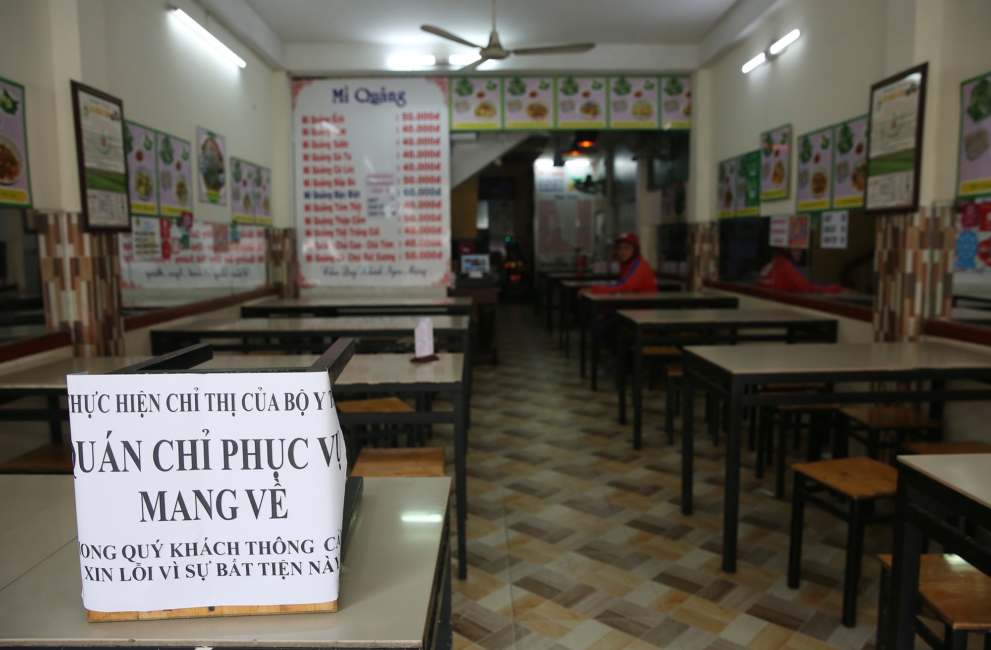 Hang quan le duong o TP.HCM cung dung ban tai cho anh 1