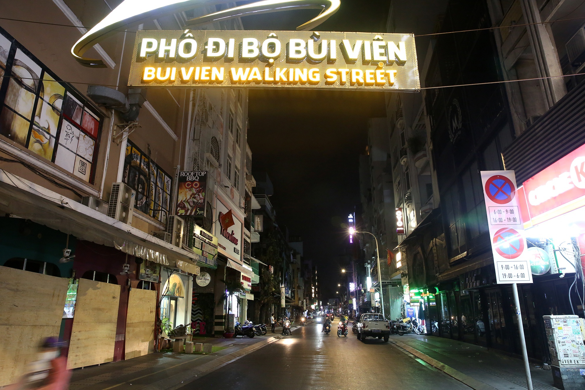 Hang quan le duong o TP.HCM cung phai dung ban tai cho hinh anh