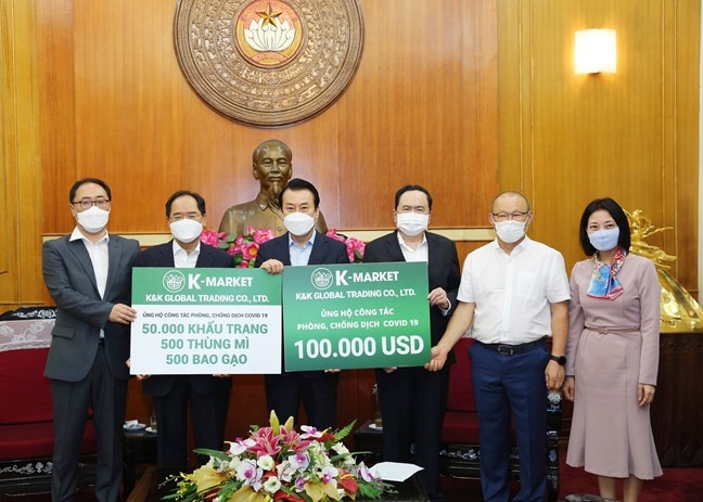 Tiep tuc nhan gan 30 ty ung ho chong dich Covid-19 hinh anh