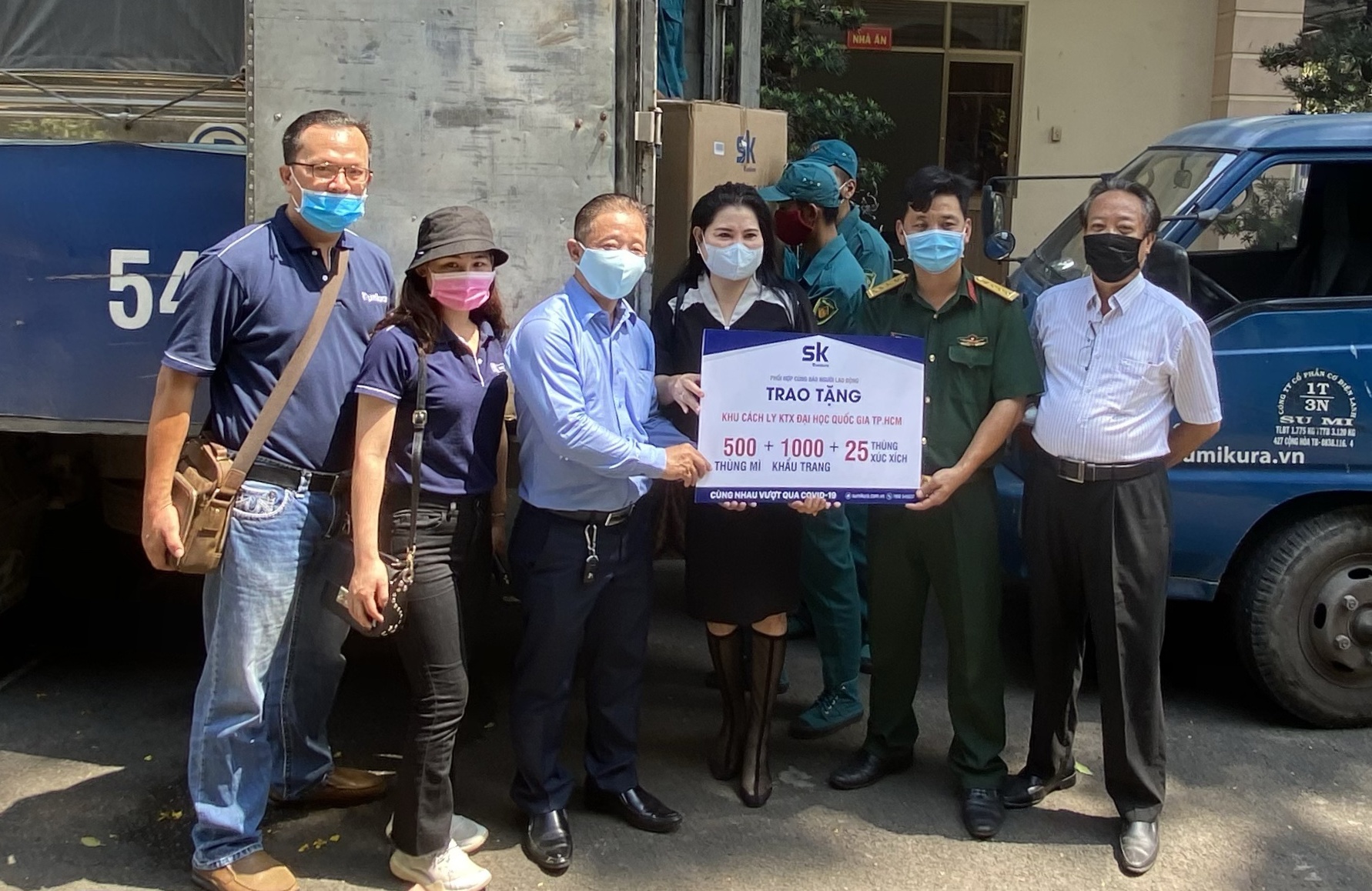 Doanh nghiep tang qua cho bo doi, nguoi kho khan do Covid-19 hinh anh