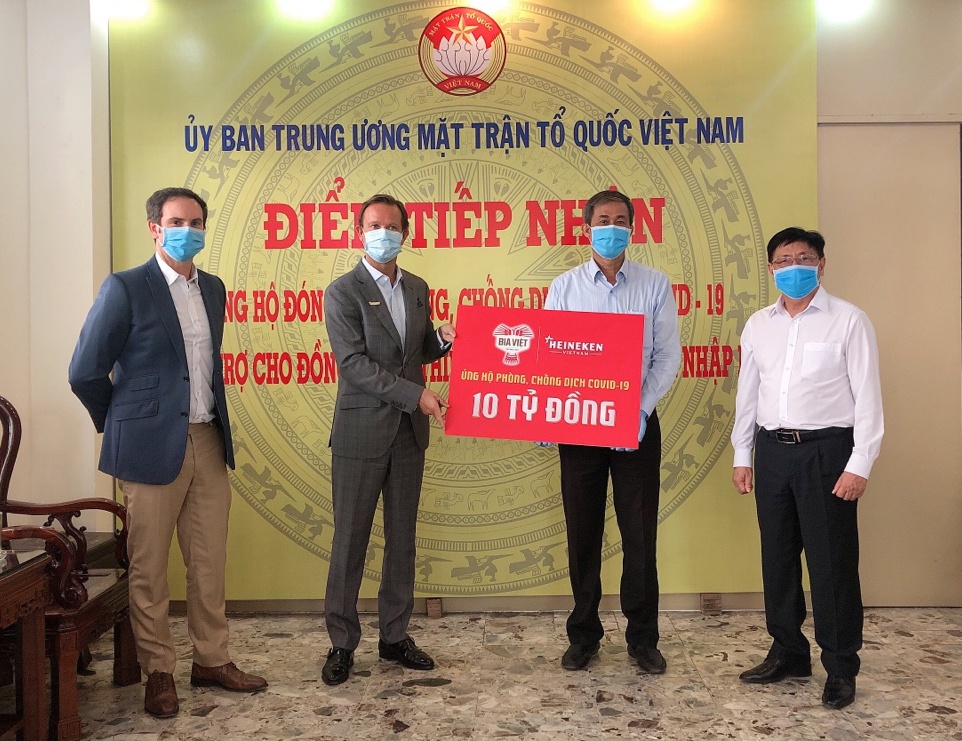 Hon 52 ty dong ung ho chong Covid-19 o diem tiep nhan phia Nam hinh anh