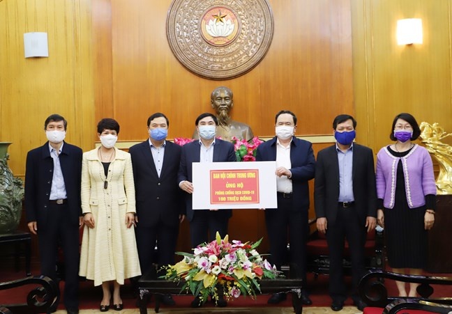 Hon 750 ty ung ho chong dich Covid-19 hinh anh