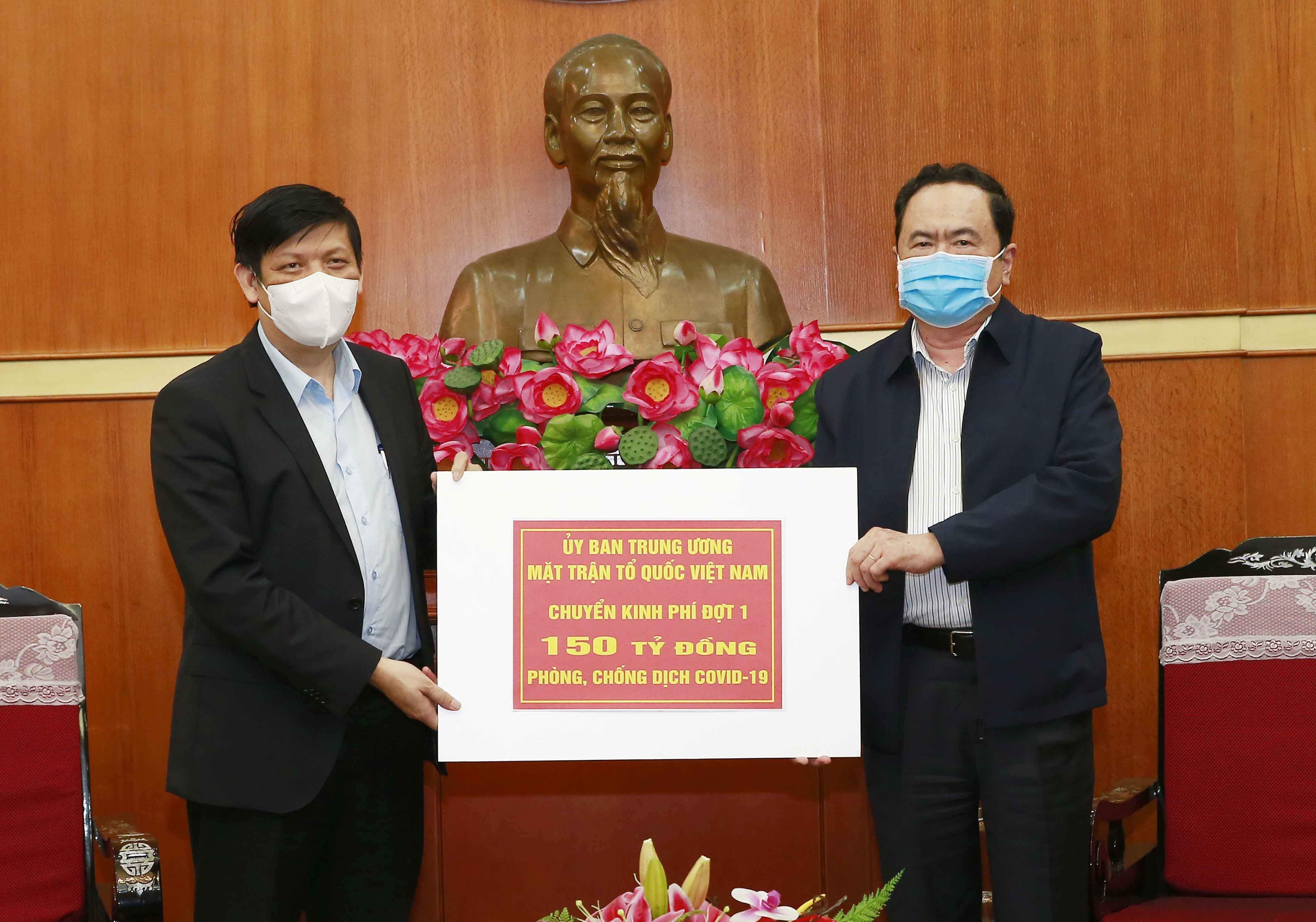 Phan bo 150 ty dong ung ho chong Covid-19 cho Bo Y te hinh anh