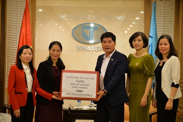 Vinatex ung ho 2, 5 trieu khau trang vai phong dich Covid-19 anh 1