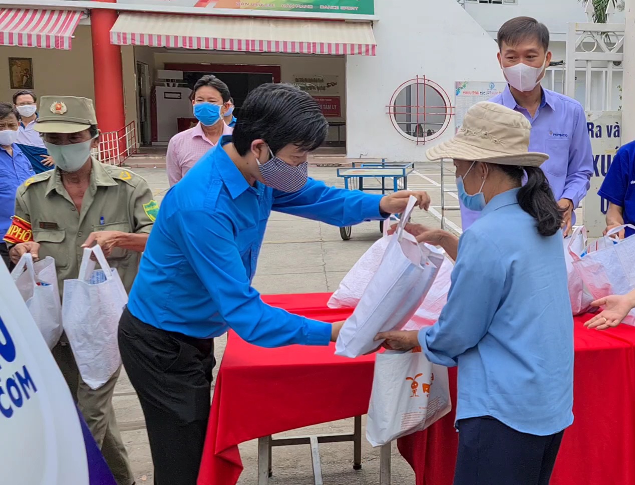 ung ho chong Covid-19 anh 2