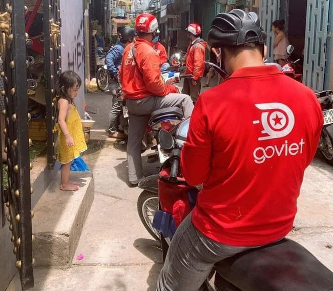 Hang chuc shipper GoViet cung bi mot ke la 'bung hang' hinh anh