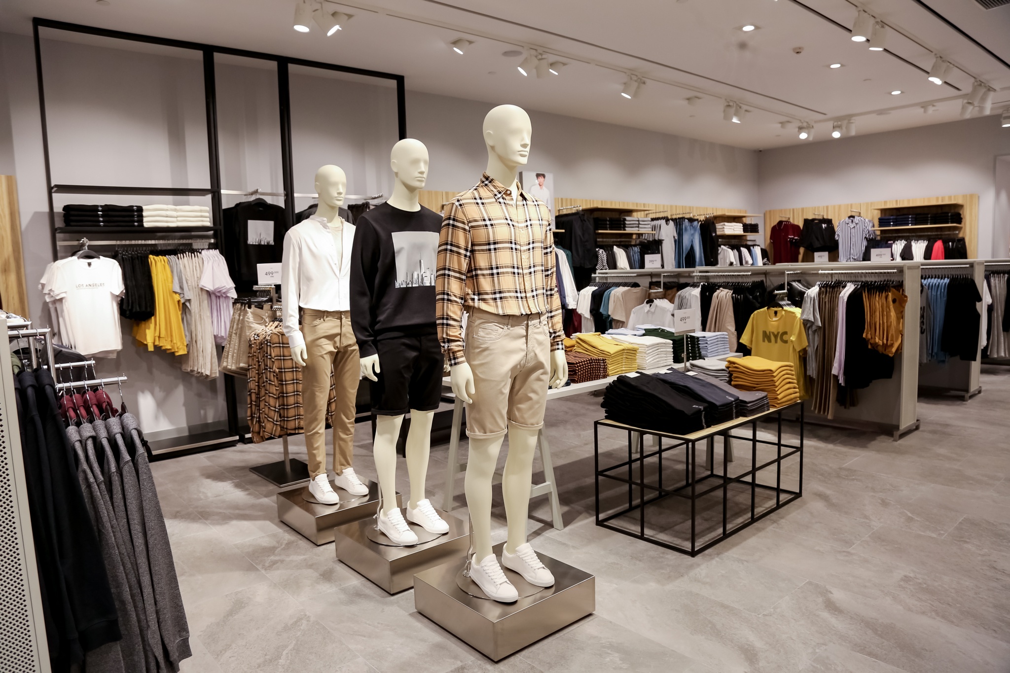 Cac chuoi ban le,  dich vu ruc rich mo cua tro lai anh 1