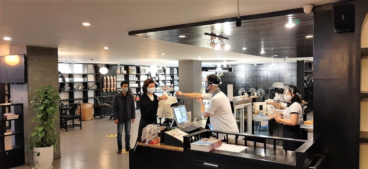 Cac chuoi ban le,  dich vu ruc rich mo cua tro lai anh 2