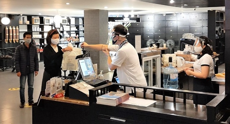 Chuoi thoi trang, ca phe, dien may o at mo cua tro lai hinh anh