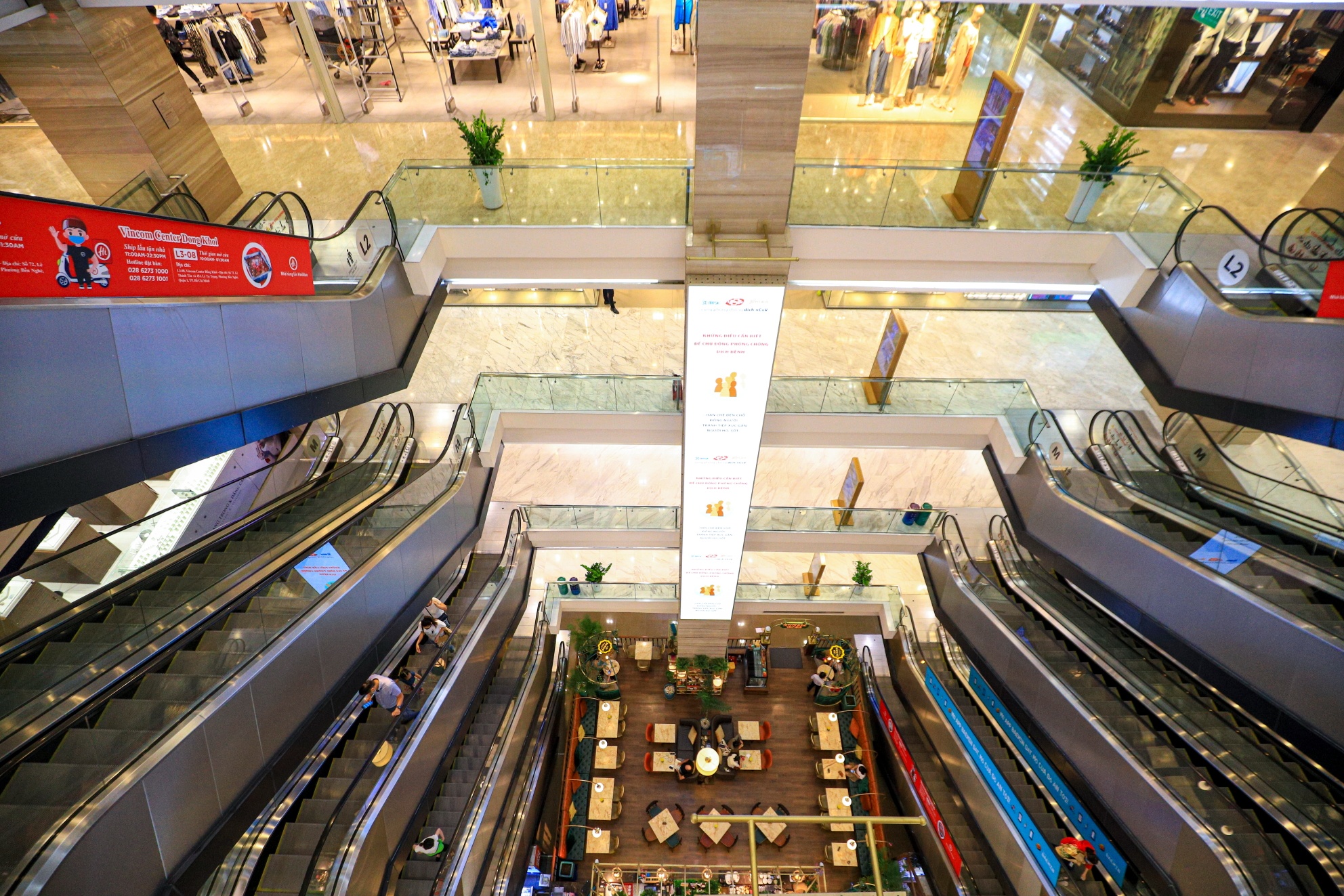 Trung tam thuong mai vang ve anh 1