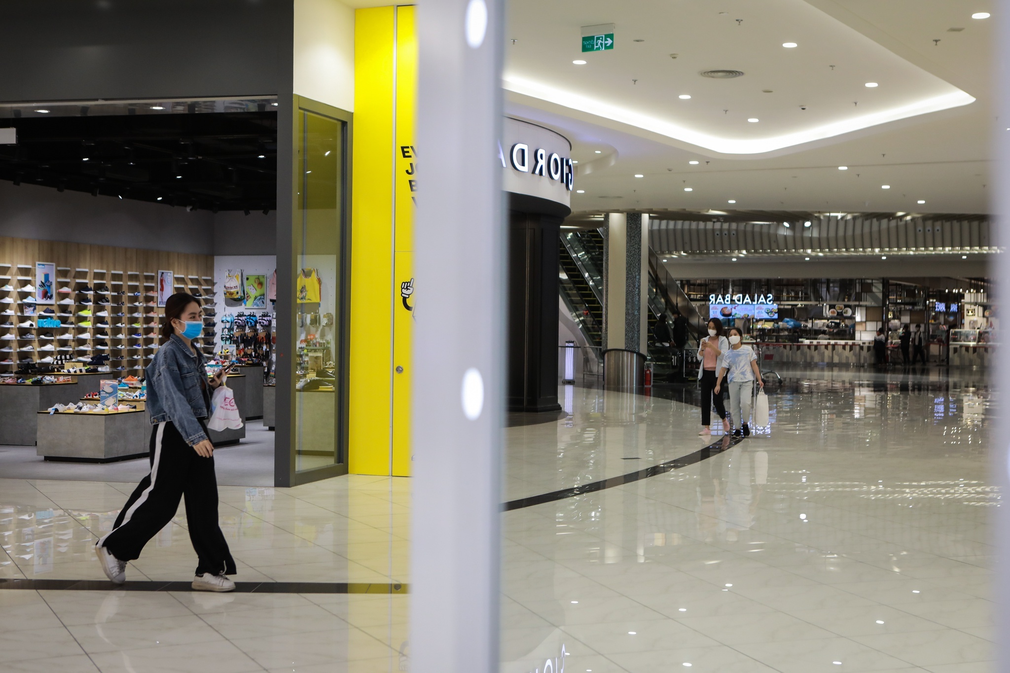 Noi lo suc mua khong tot,  noi tung uu dai don dap dip le 30/4 anh 1