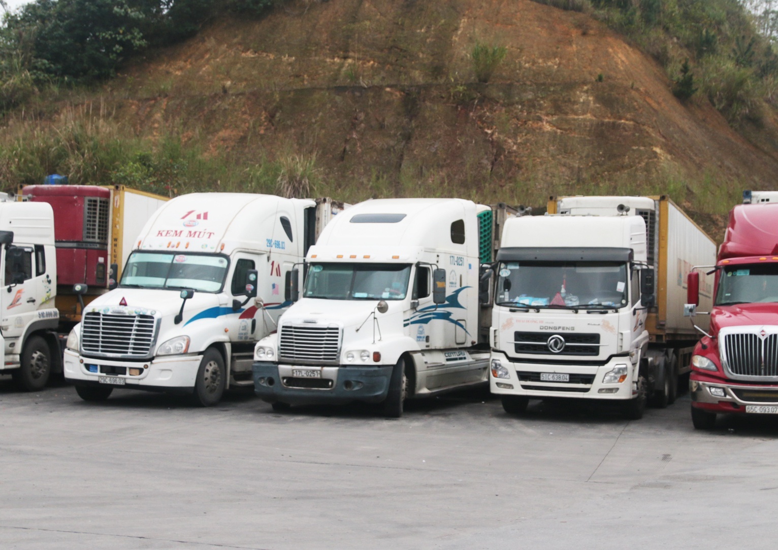 Thu tuong cho phep mo lai nhieu cua khau voi Trung Quoc hinh anh