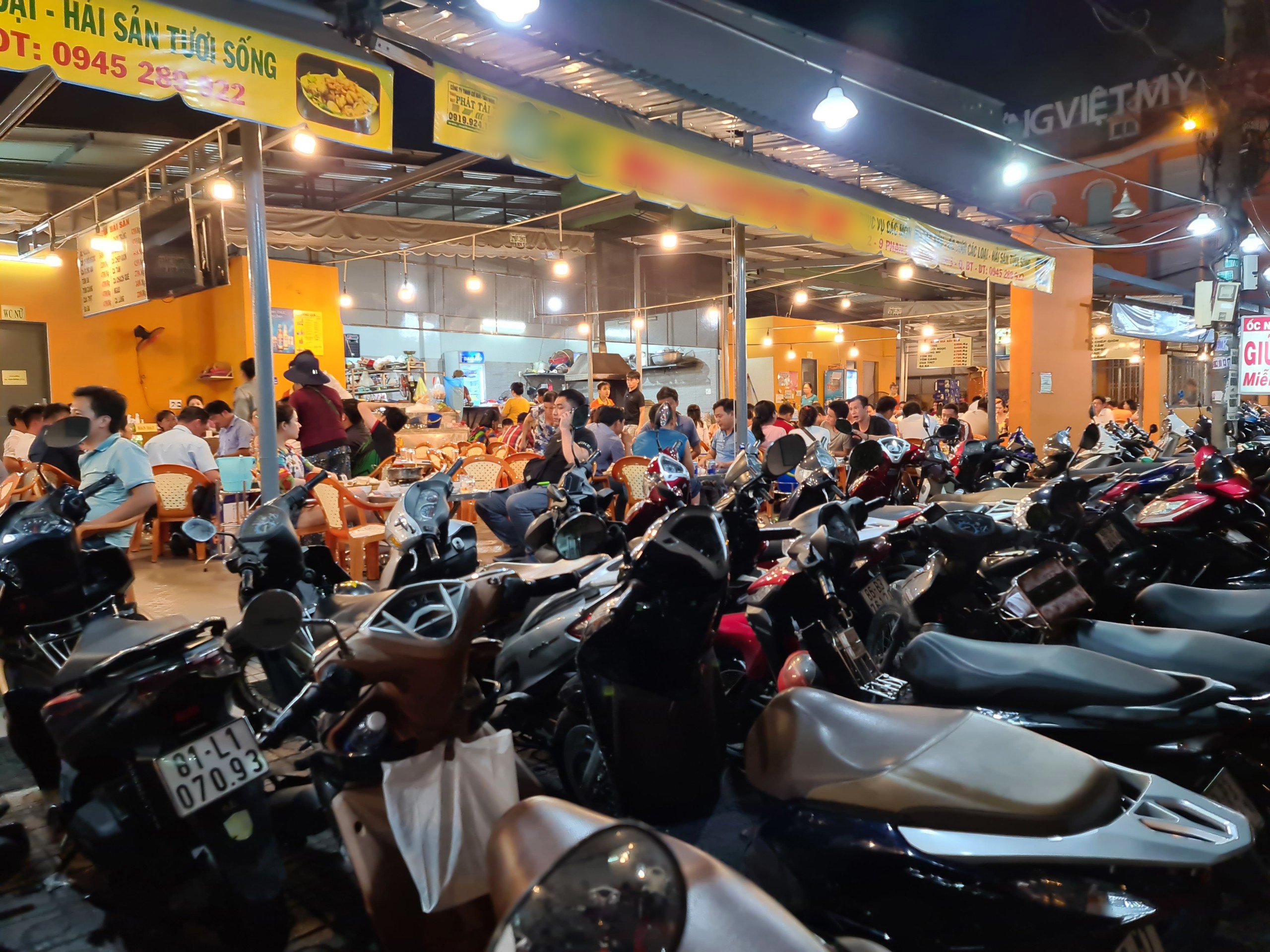 Hang quan via he som hut khach tro lai sau Covid-19 anh 2