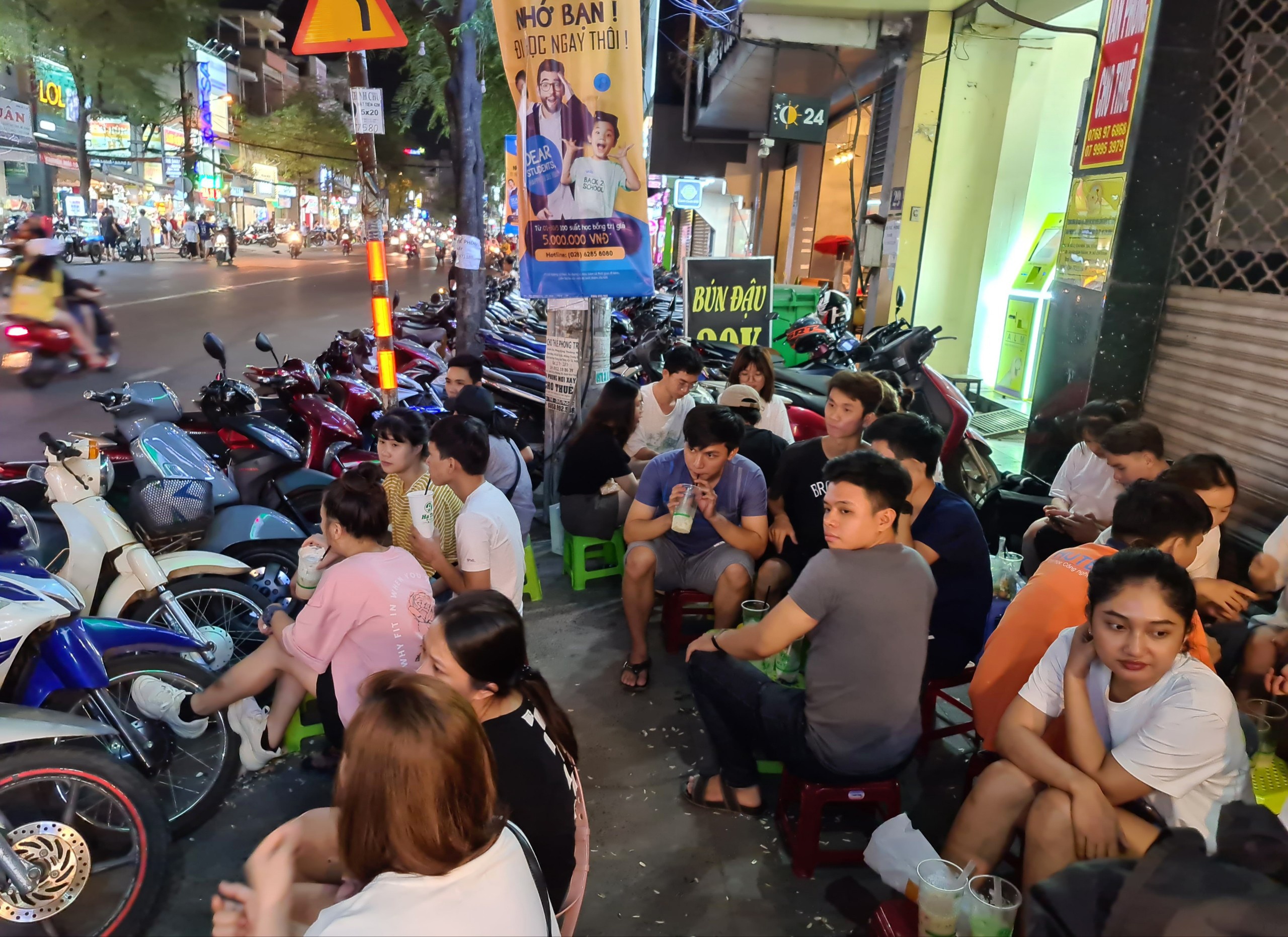 Hang quan via he tu choi khach vi qua dong hinh anh