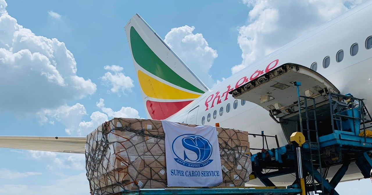 8 may bay co lon chuyen 5 trieu san pham y te Viet Nam den New York hinh anh