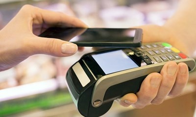 Hau Covid-19, nguoi Viet 'cham' quet the, cham dien thoai hon hinh anh