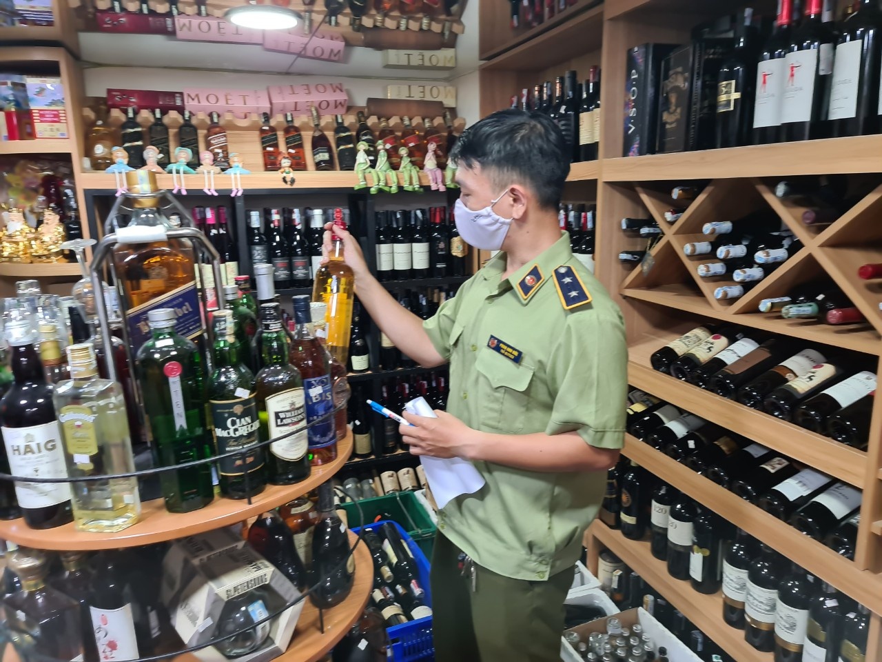 Thu giu chuc nghin chai ruou, hang hieu gia nhai ban qua livestream hinh anh