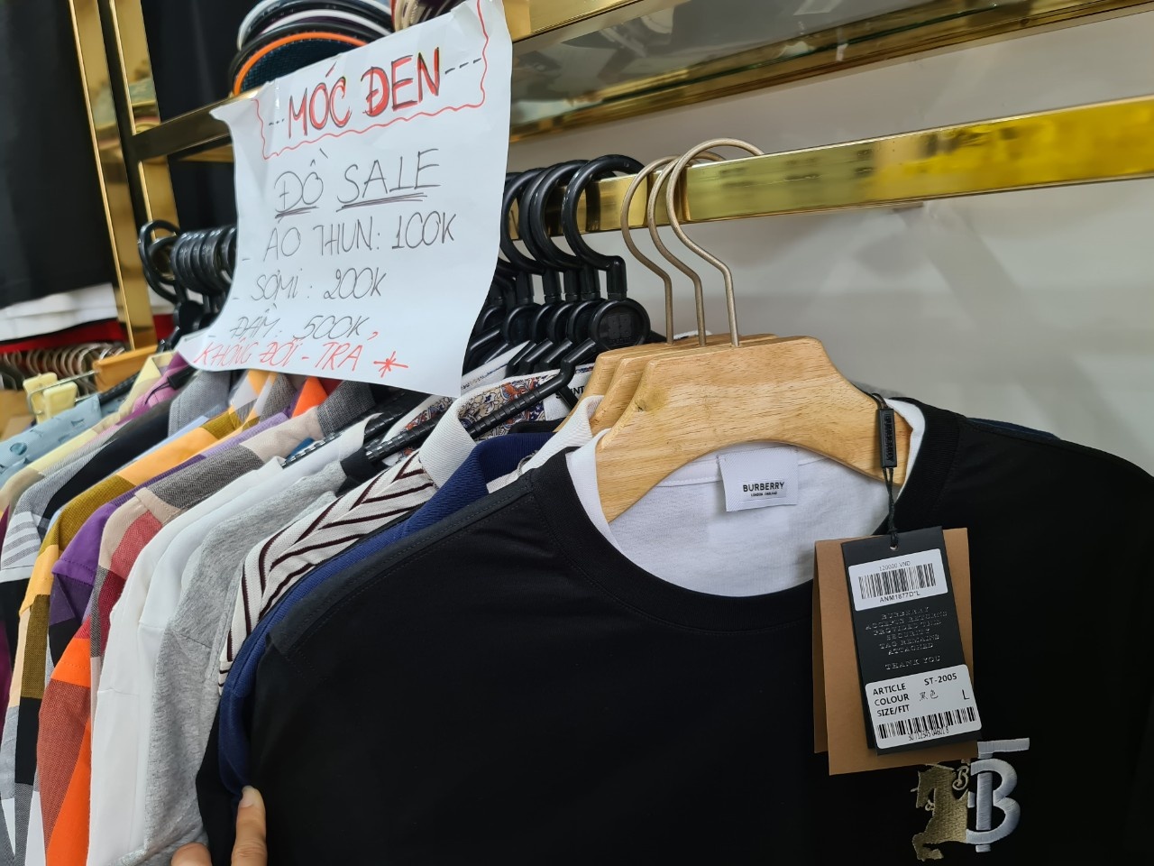 hang chuc nghin chai ruou gia ban qua livestream anh 2